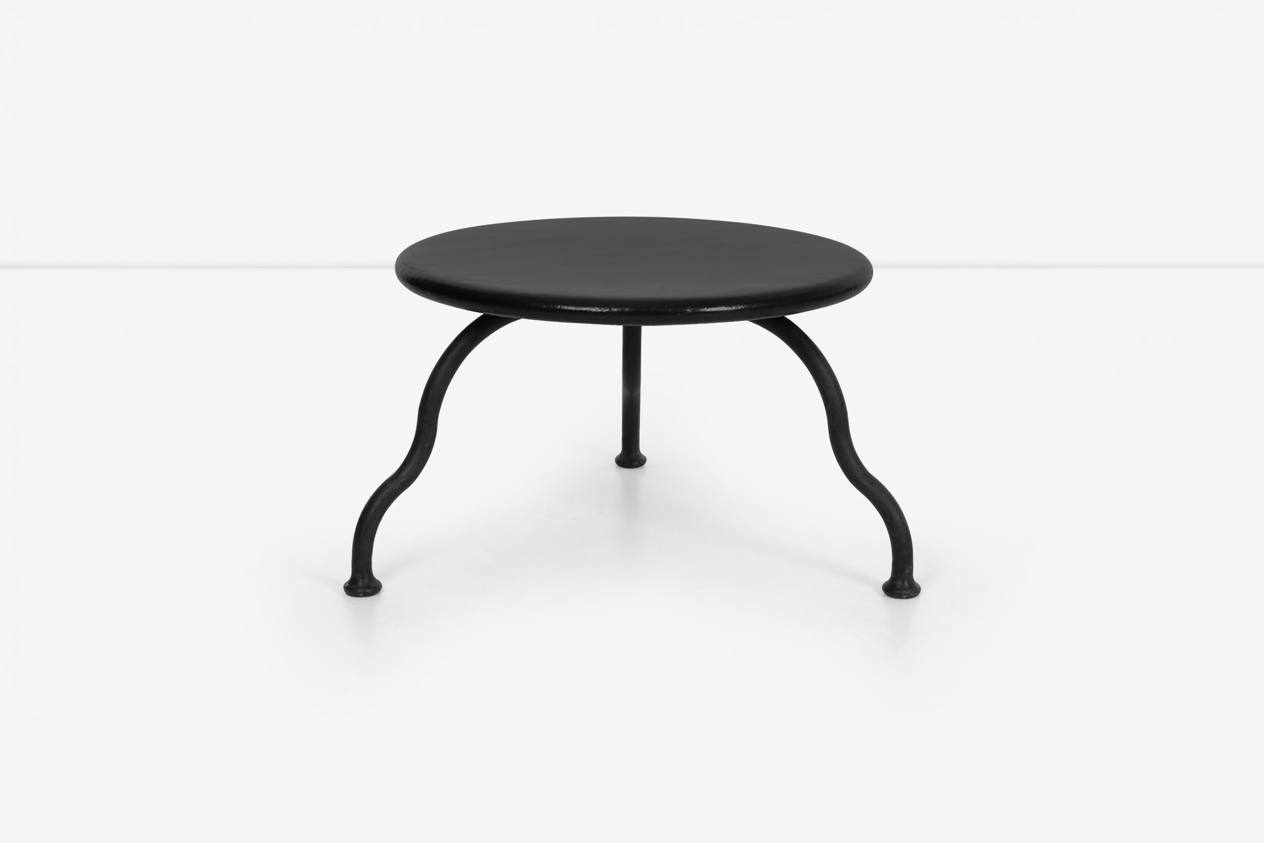 Atelier van Lieshout, mauvaise petite table, fibre de verre renforcée, acier émaillé
Pays-Bas, 2004
 Signé en dessous AVL 001377 10 de 10.
 