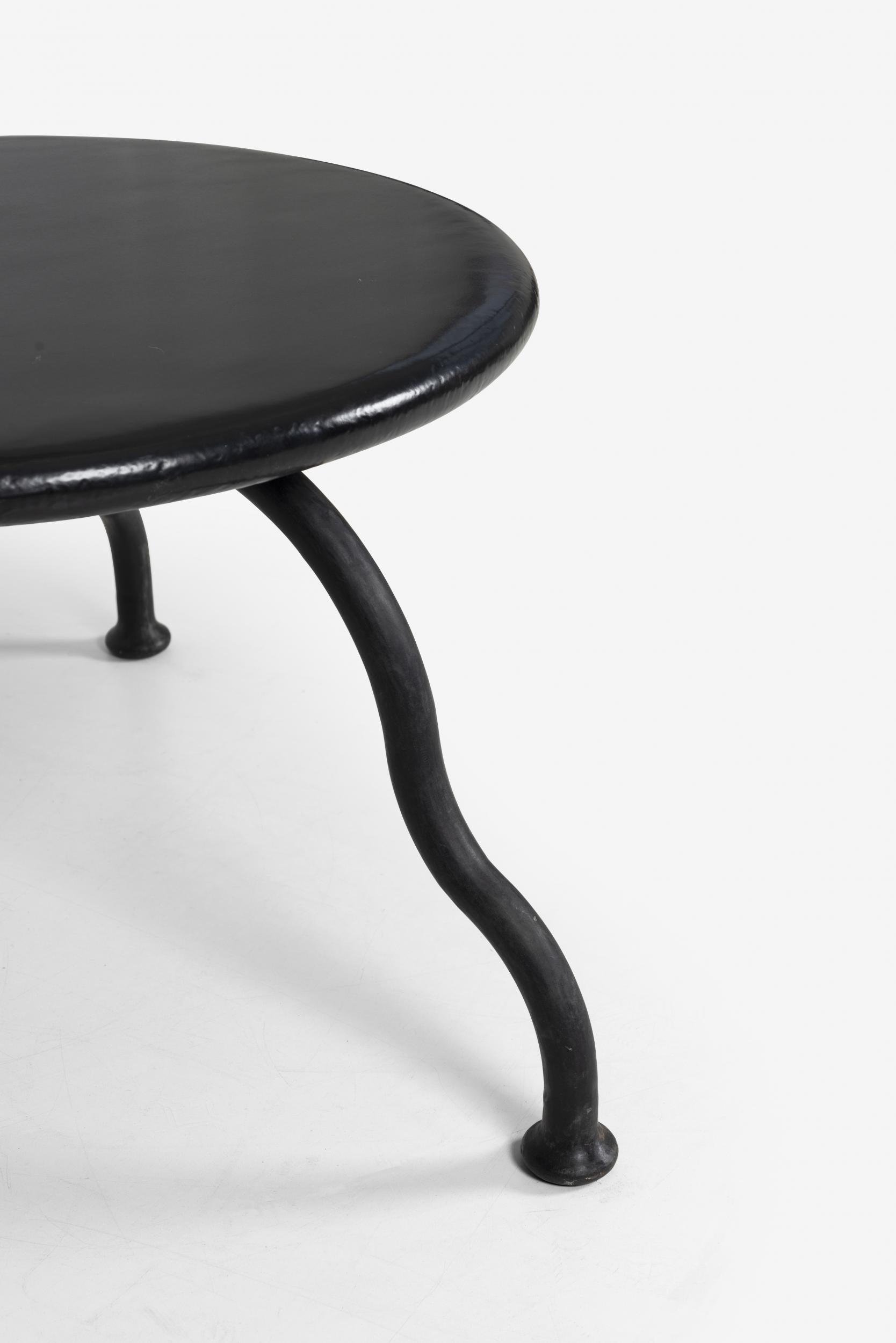 Anodisé Petite table Bad Little de l'Atelier Van Lieshout en vente