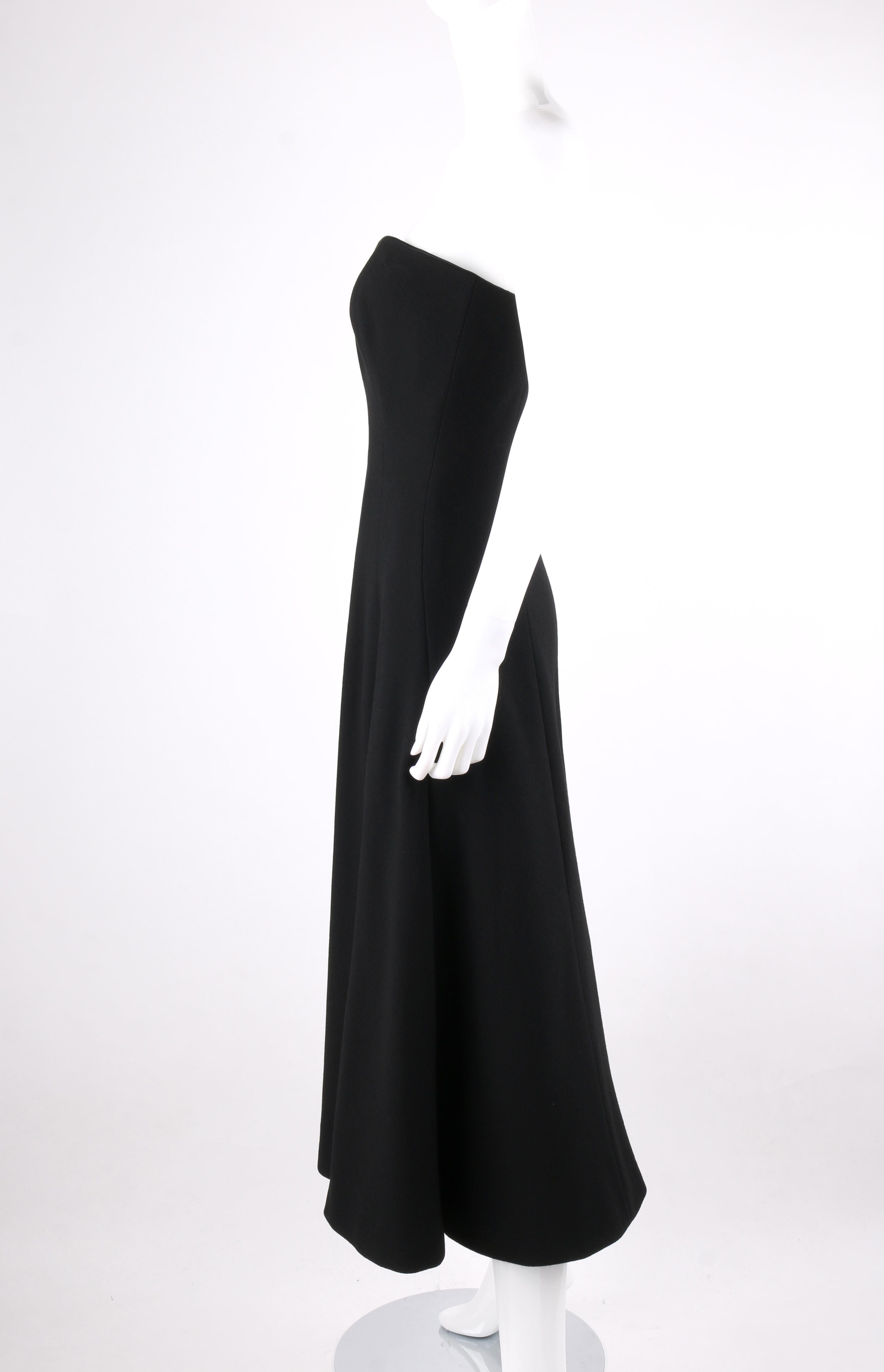 ATELIER VERSACE Robe noire sans bretelles à décolleté trapèze et fendue sur le devant, 1999 Pour femmes en vente