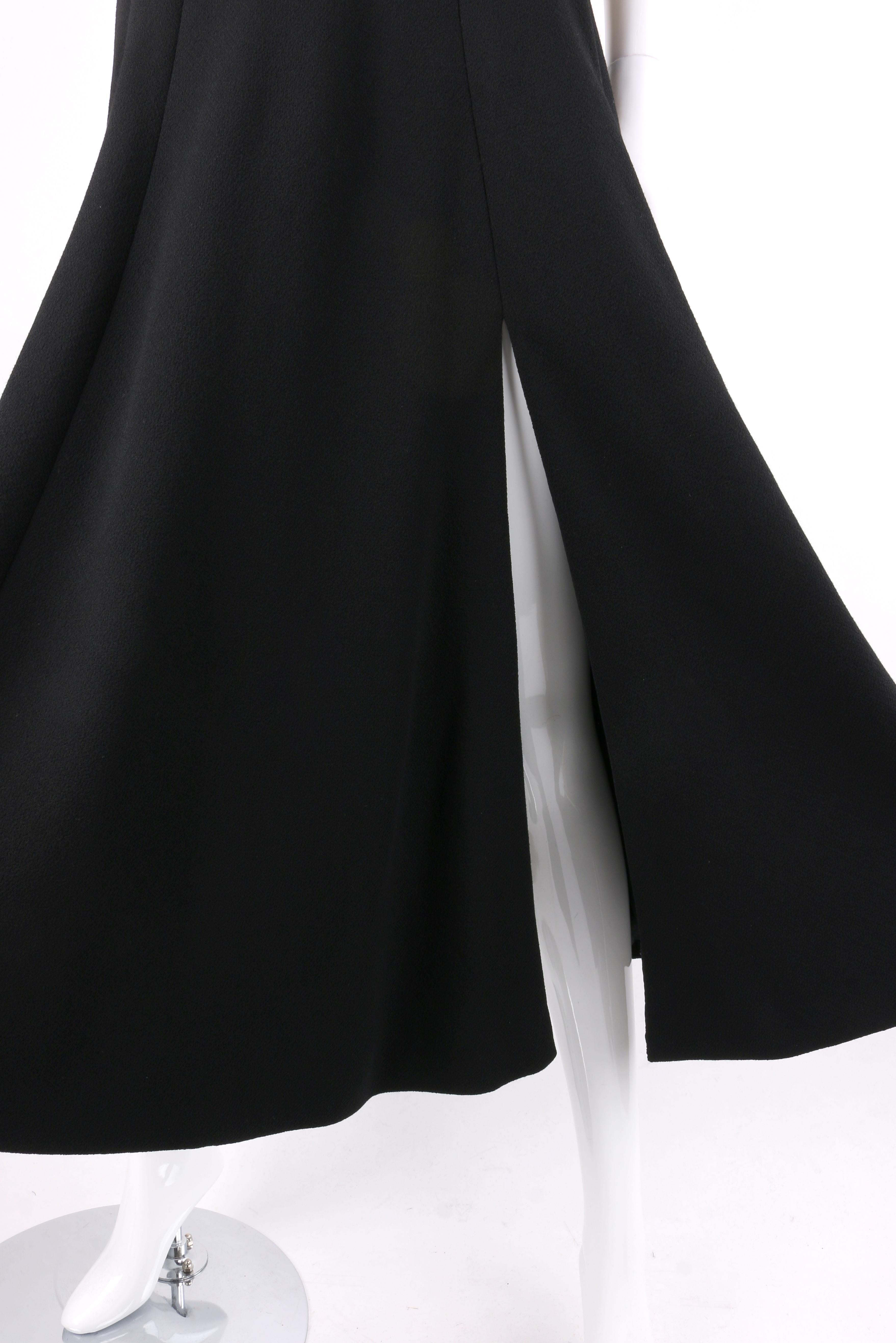 ATELIER VERSACE Robe noire sans bretelles à décolleté trapèze et fendue sur le devant, 1999 en vente 1