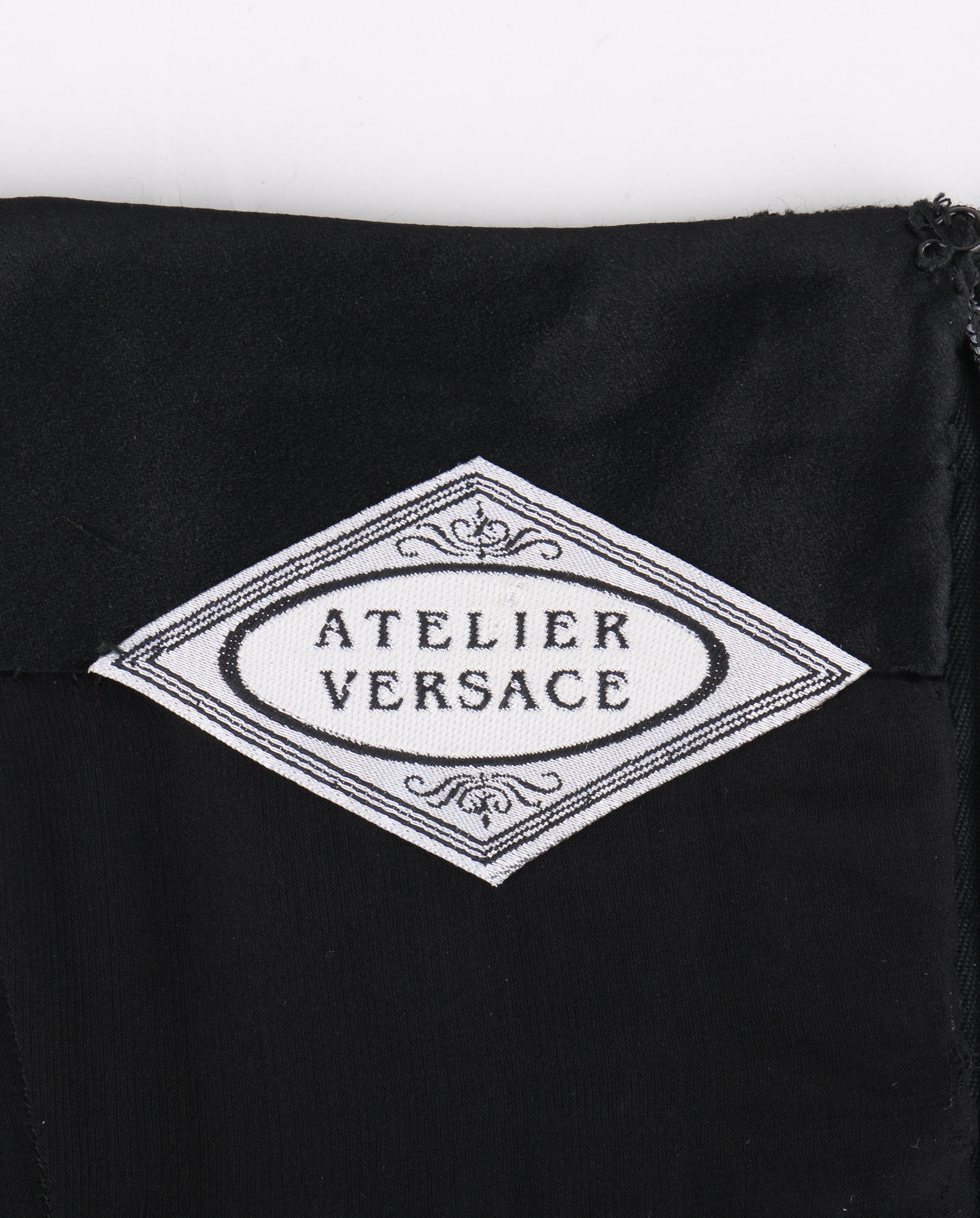 ATELIER VERSACE Robe noire sans bretelles à décolleté trapèze et fendue sur le devant, 1999 en vente 2