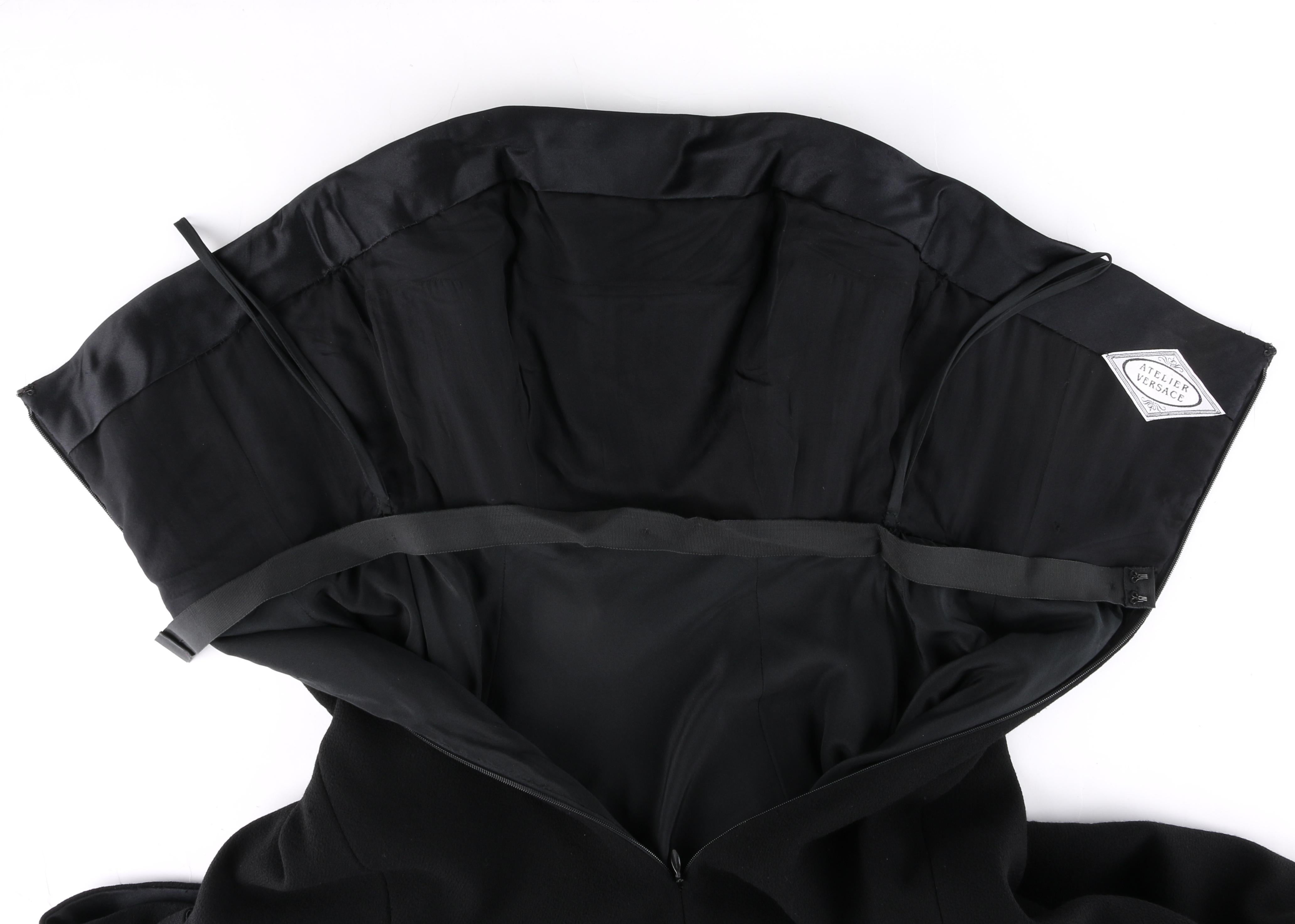 ATELIER VERSACE Robe noire sans bretelles à décolleté trapèze et fendue sur le devant, 1999 en vente 3