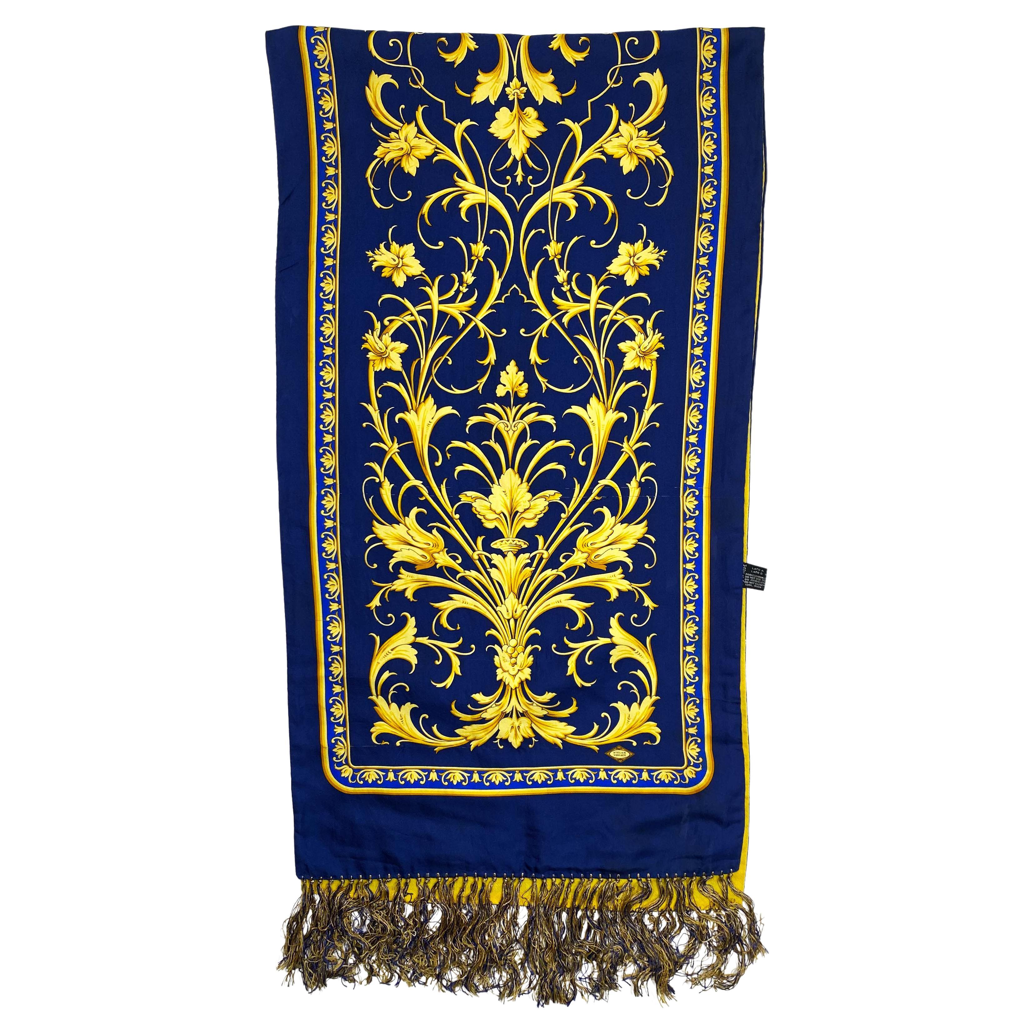 TheRealList présente : un superbe foulard en soie Atelier Versace, conçu par Gianni Versace. Ce magnifique foulard a une base bleu profond avec un motif baroque, le dos est d'un jaune vif. 

Suivez-nous sur Instagram ! @_the_reallist_ 