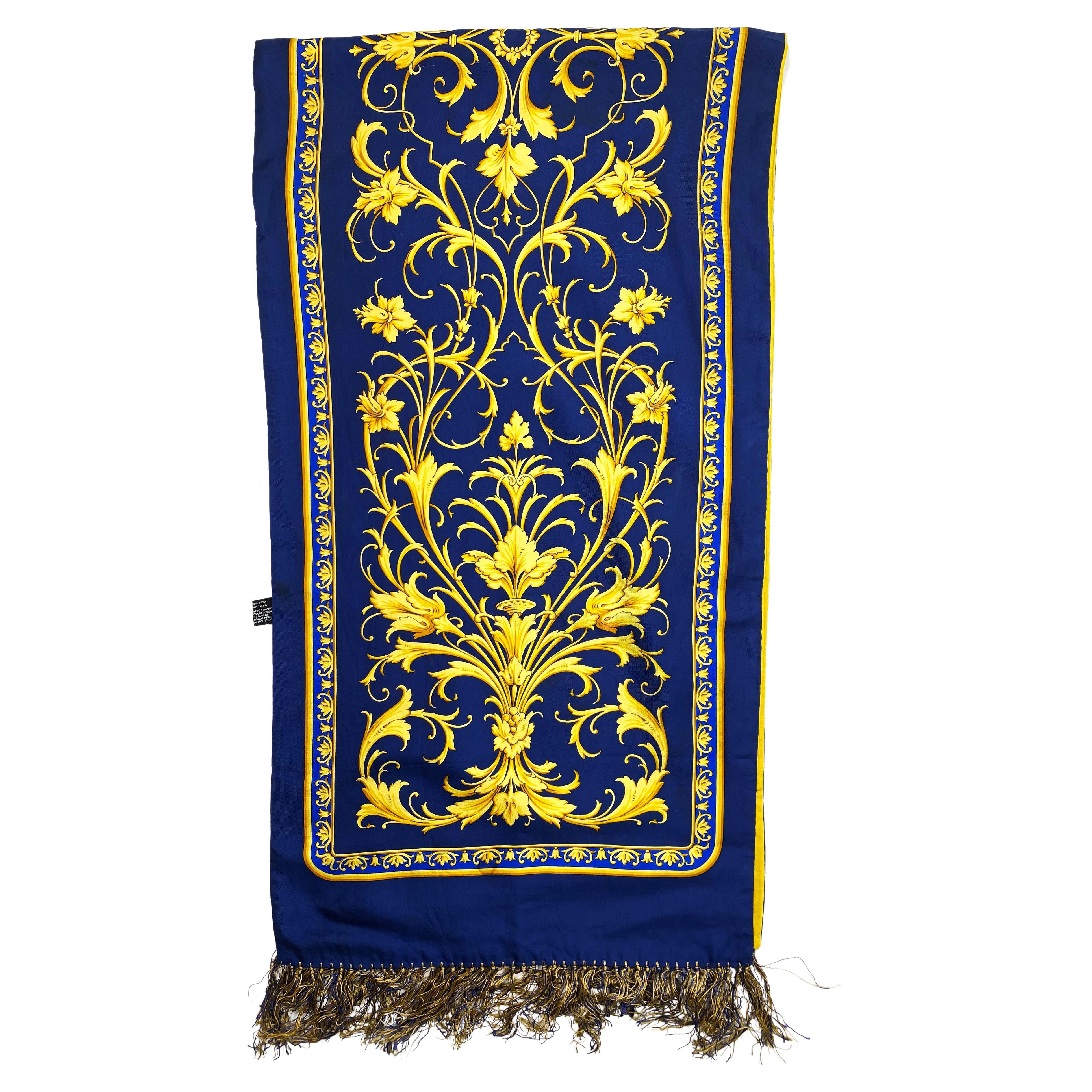 Violet Atelier Versace - Écharpe en soie baroque bleu marine à franges dorées