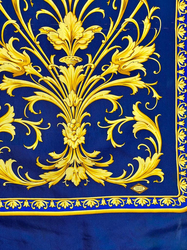  Atelier Versace - Écharpe en soie baroque bleu marine à franges dorées Unisexe 
