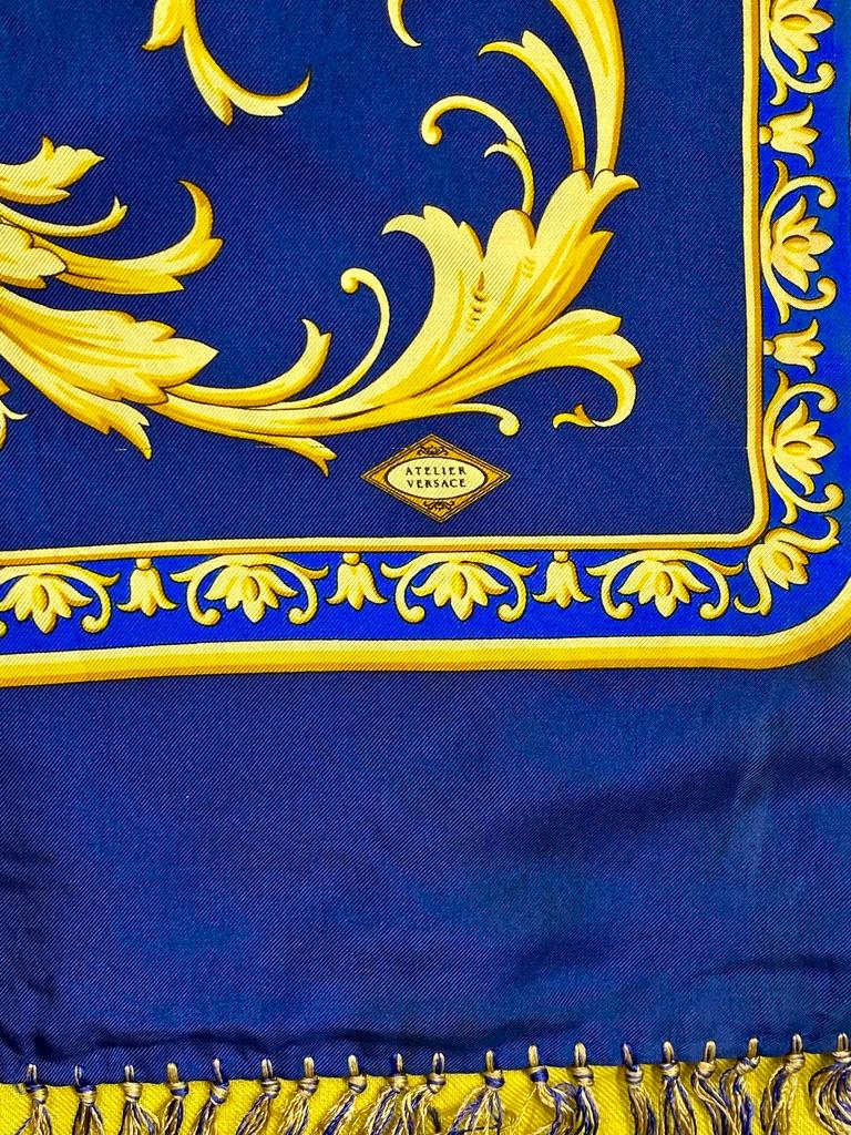 Atelier Versace - Écharpe en soie baroque bleu marine à franges dorées 1
