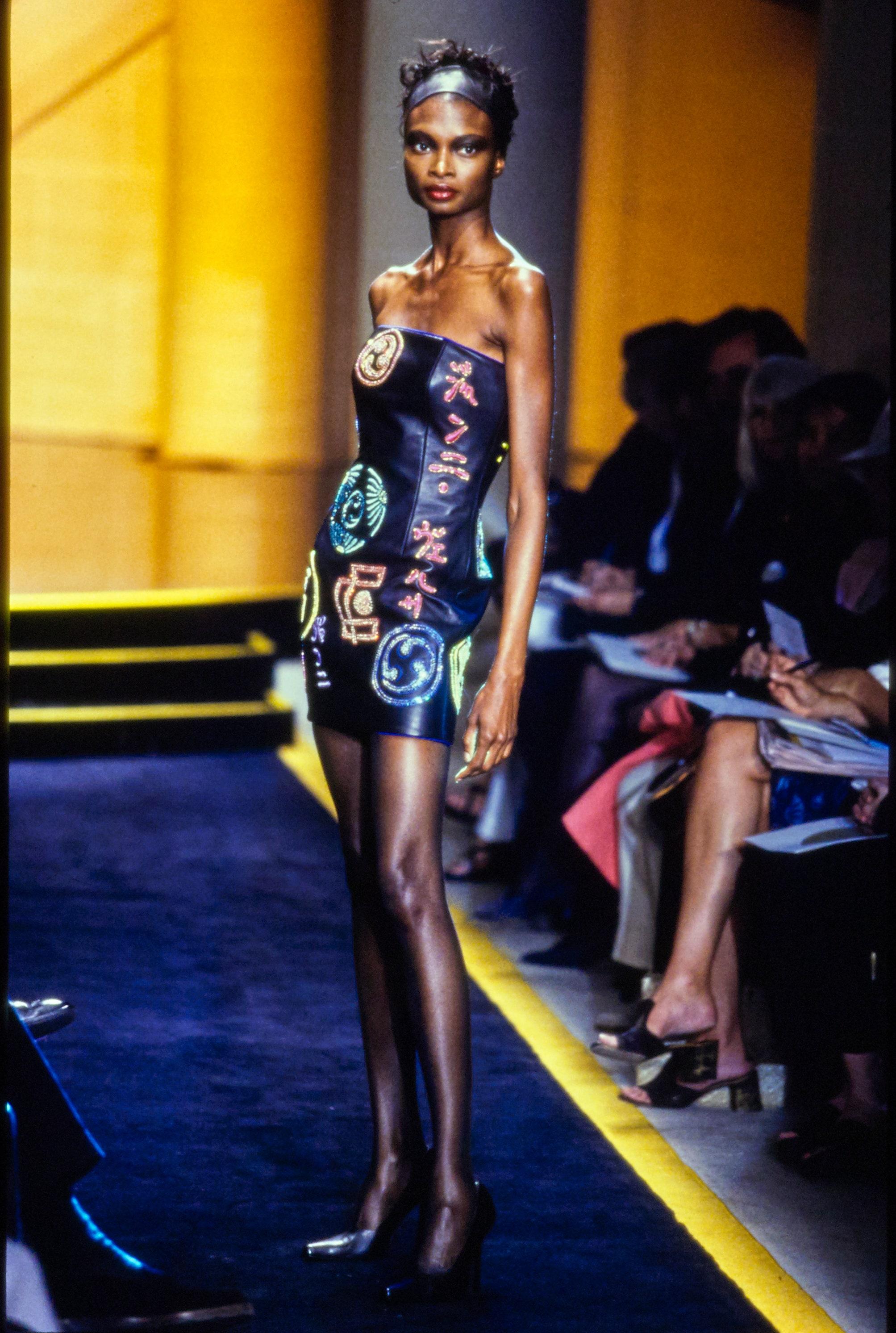 Atelier Versace Schwarzes trägerloses verziertes Minikleid aus Leder, fw 1997 Damen im Angebot