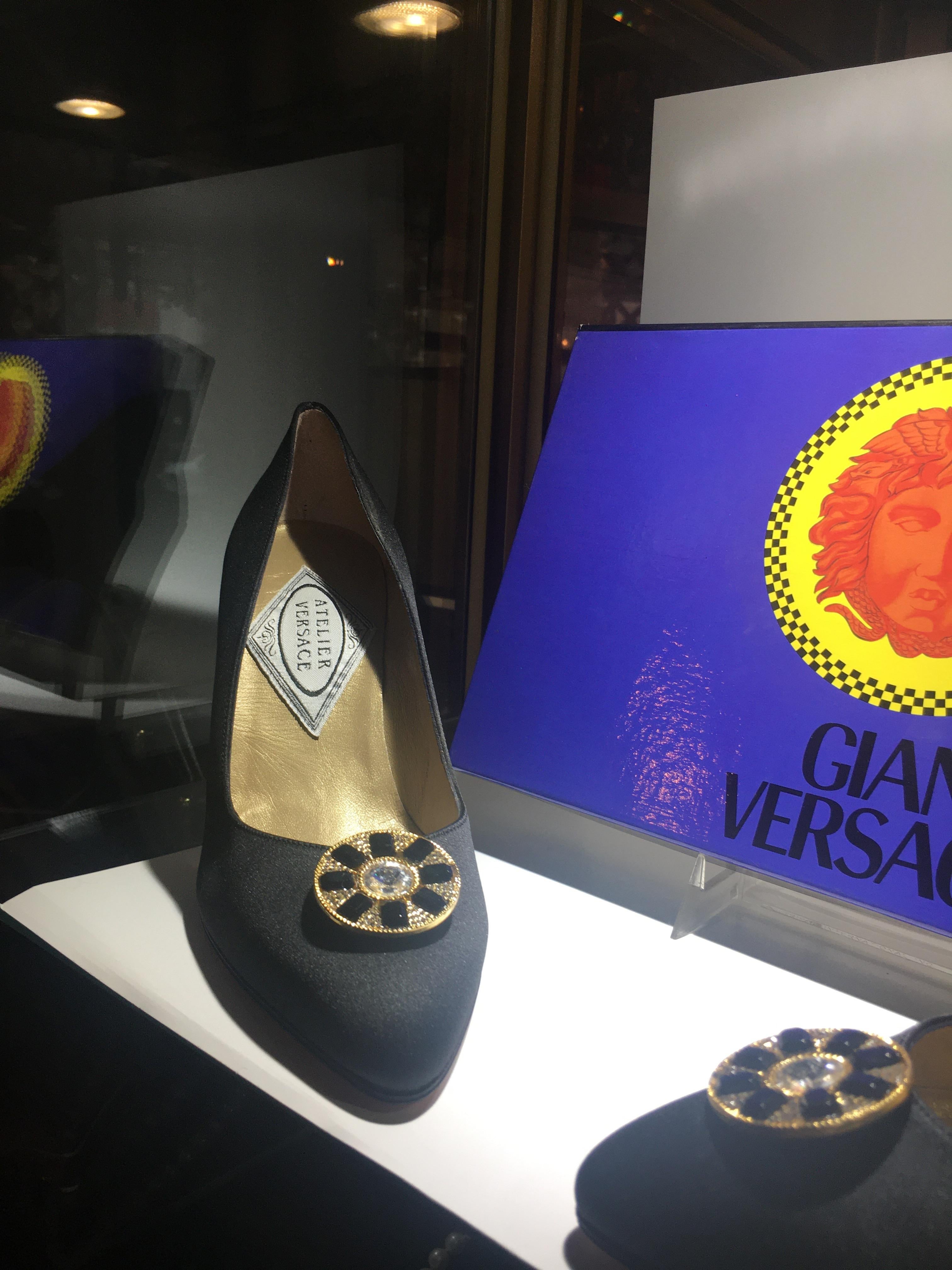 Atelier Versace Schwarze Satin High Heels, nie getragen Größe 7 im Zustand „Neu“ im Angebot in Buchanan, MI