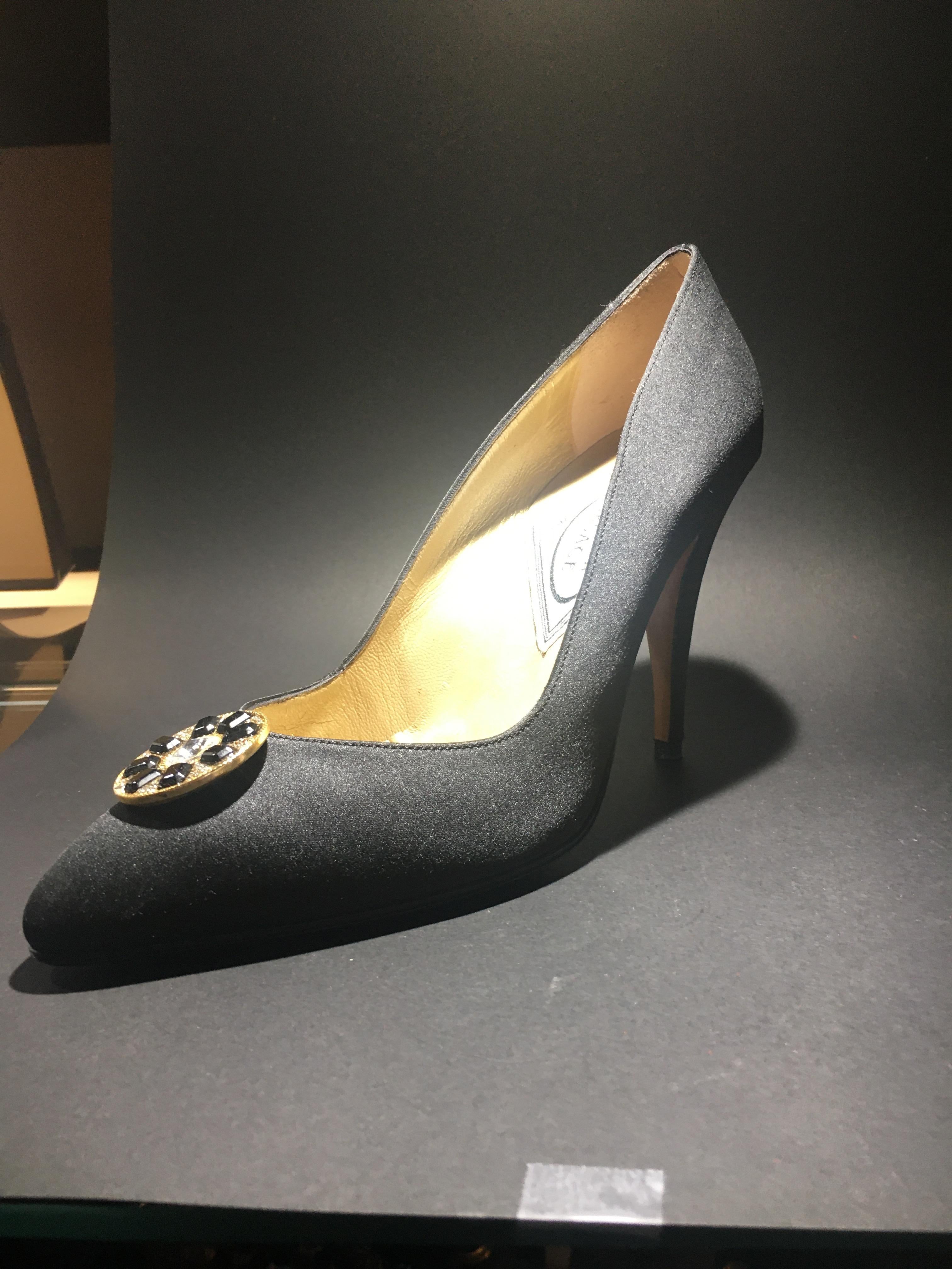 Noir Atelier Versace Chaussures à talons hauts en satin noir jamais portées Taille 7 en vente