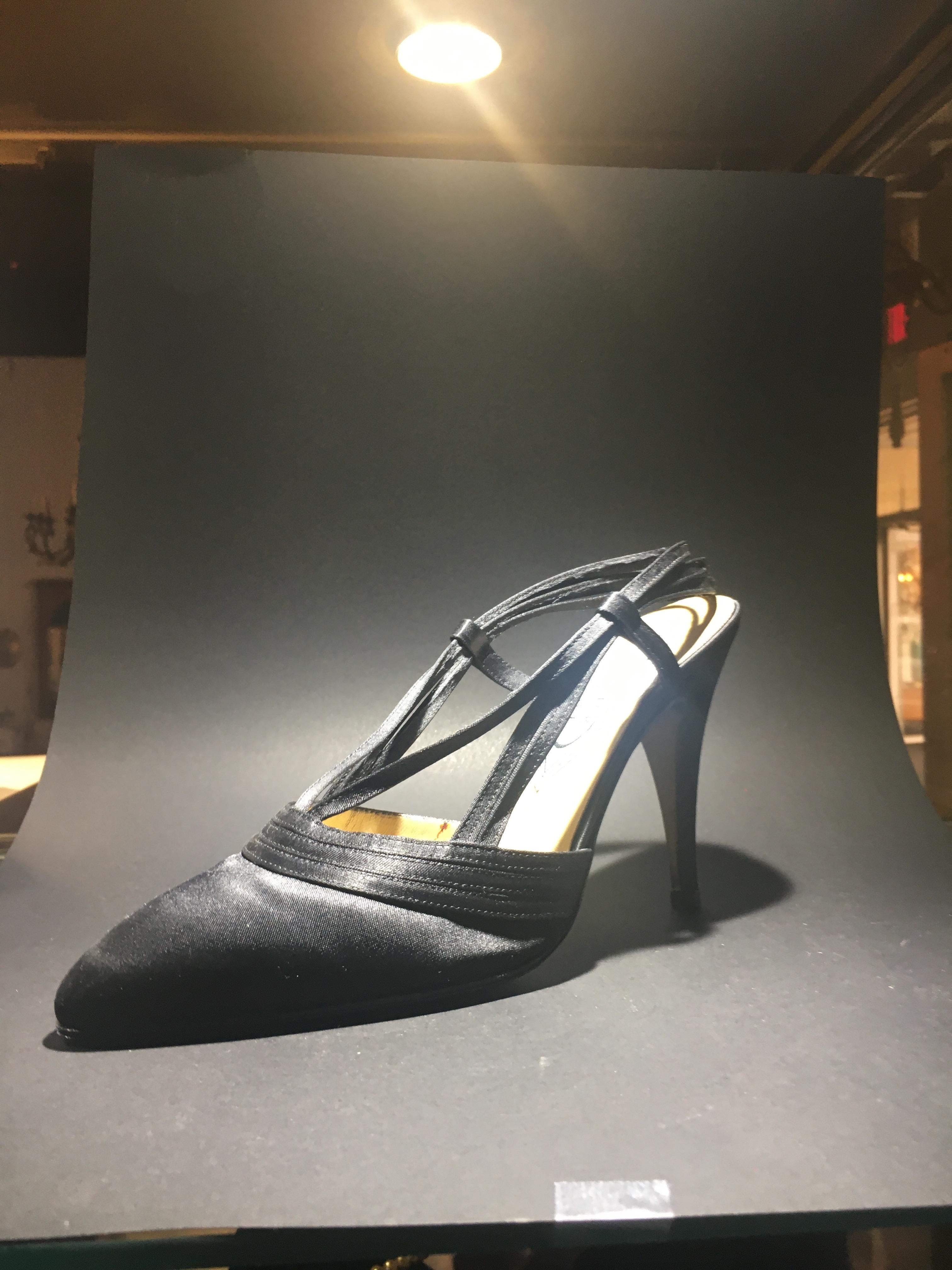 Atelier Versace Chaussures à talons hauts en satin noir jamais portées Taille 7 en vente 1