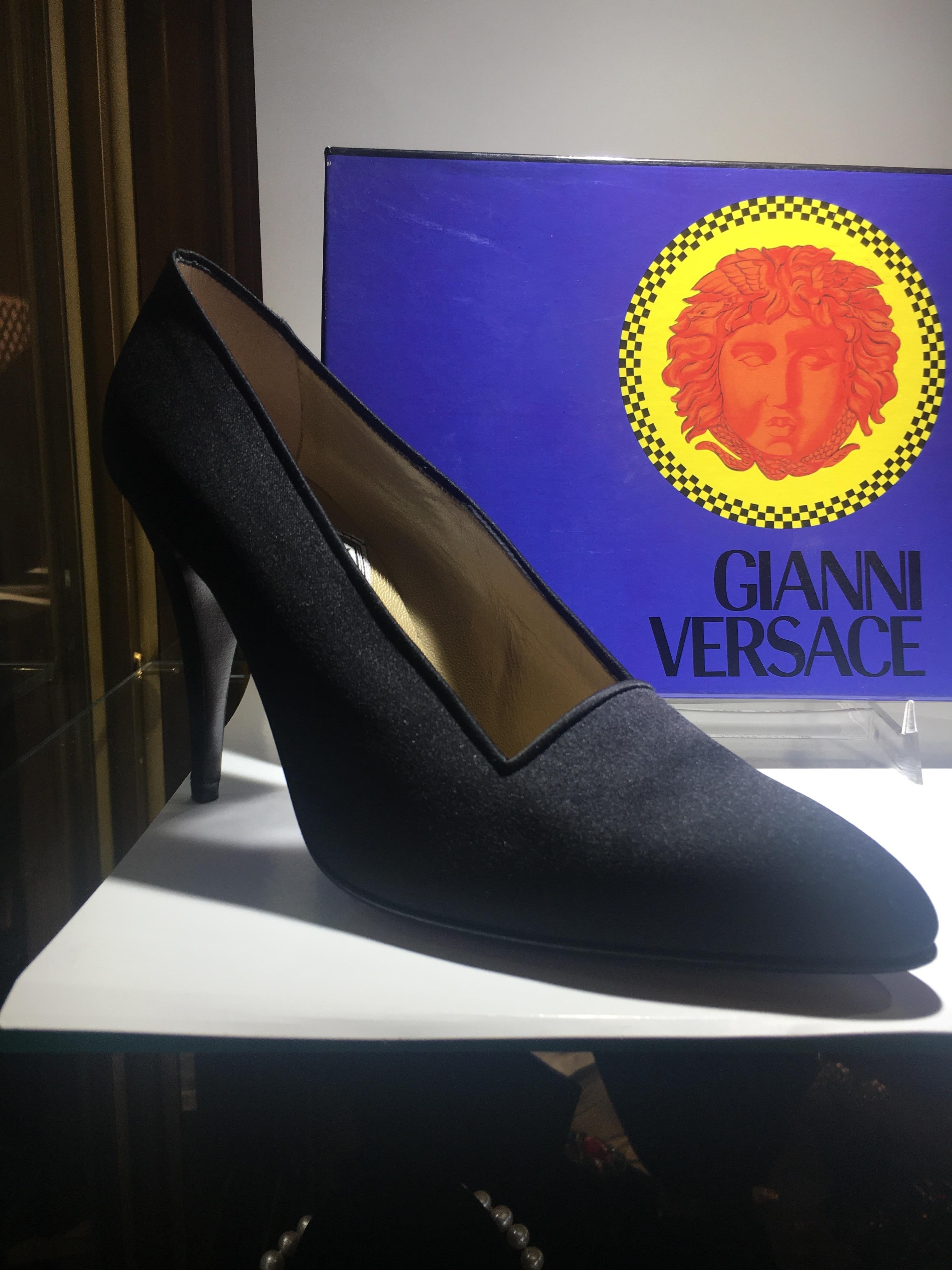 Escarpins en satin noir Atelier Versace, jamais portés, taille 7 Pour femmes en vente