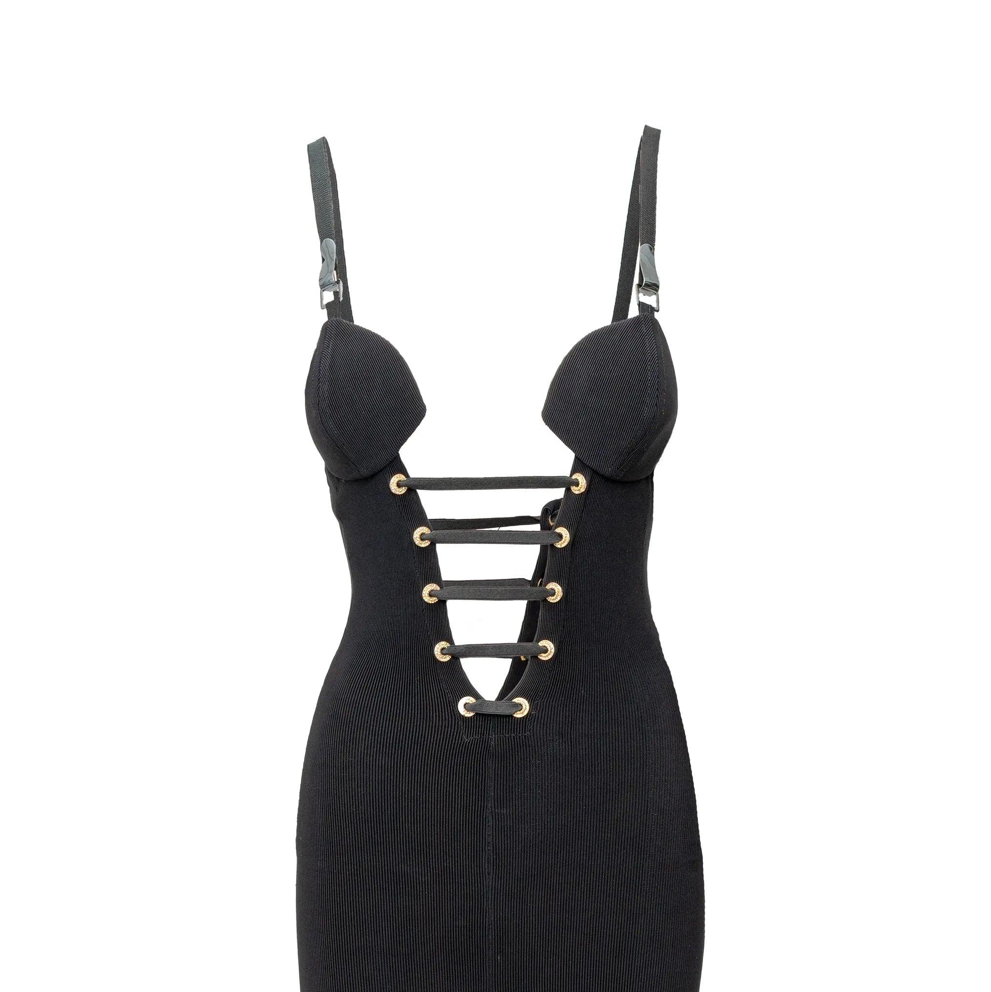 Aus der Atelier Versace Herbst 1991 Couture Kollektion. Schwarzer Bustier-Jumpsuit aus Rippenstrick mit strassbesetzten Nieten, der den Haute-Couture-Charme der 90er Jahre verkörpert. 
 Bemerkungen: Es gibt kein Größenetikett und das