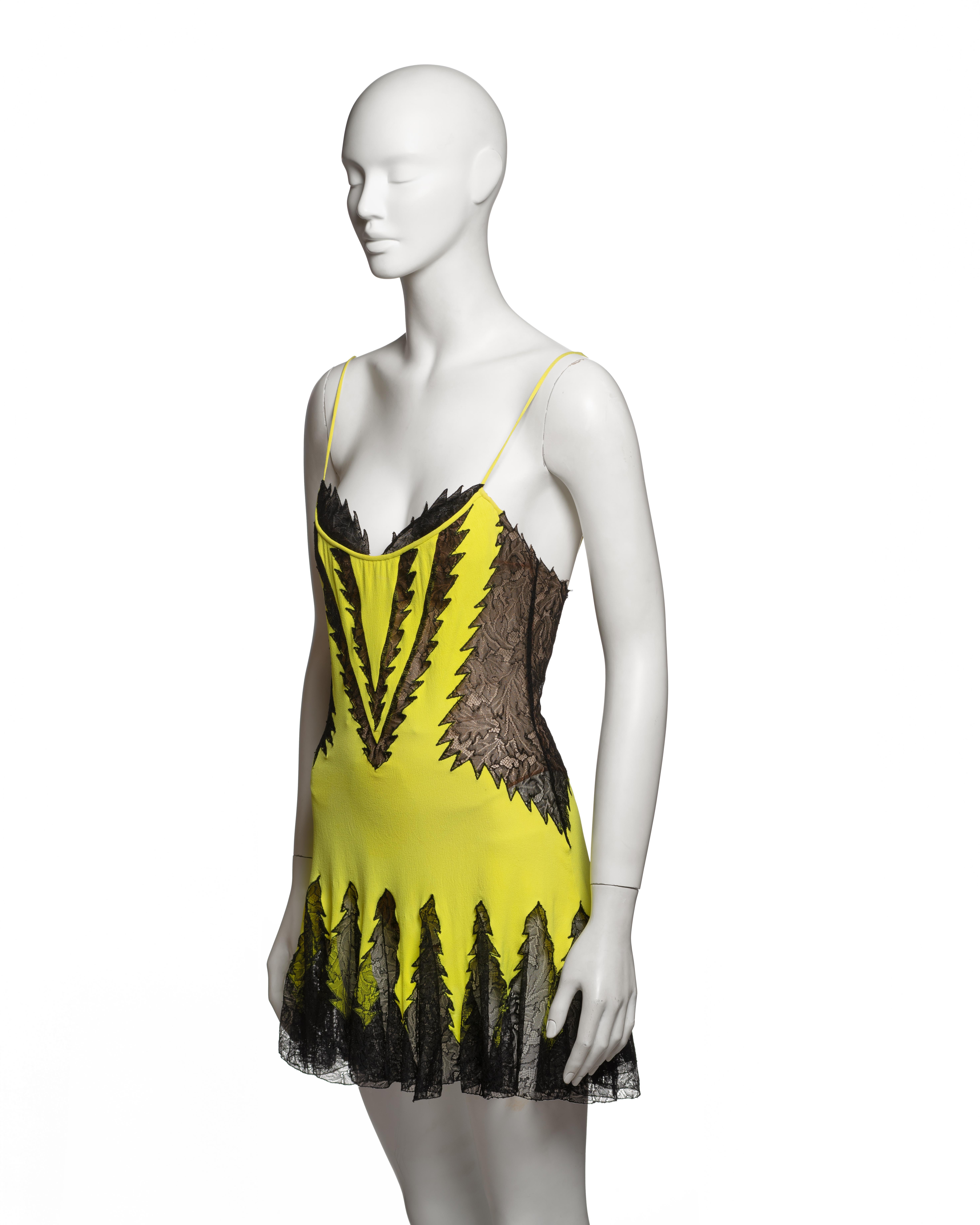 Mini Vestido Atelier Versace Couture de Seda Chartreuse y Encaje Negro, c. 2002 en venta 6