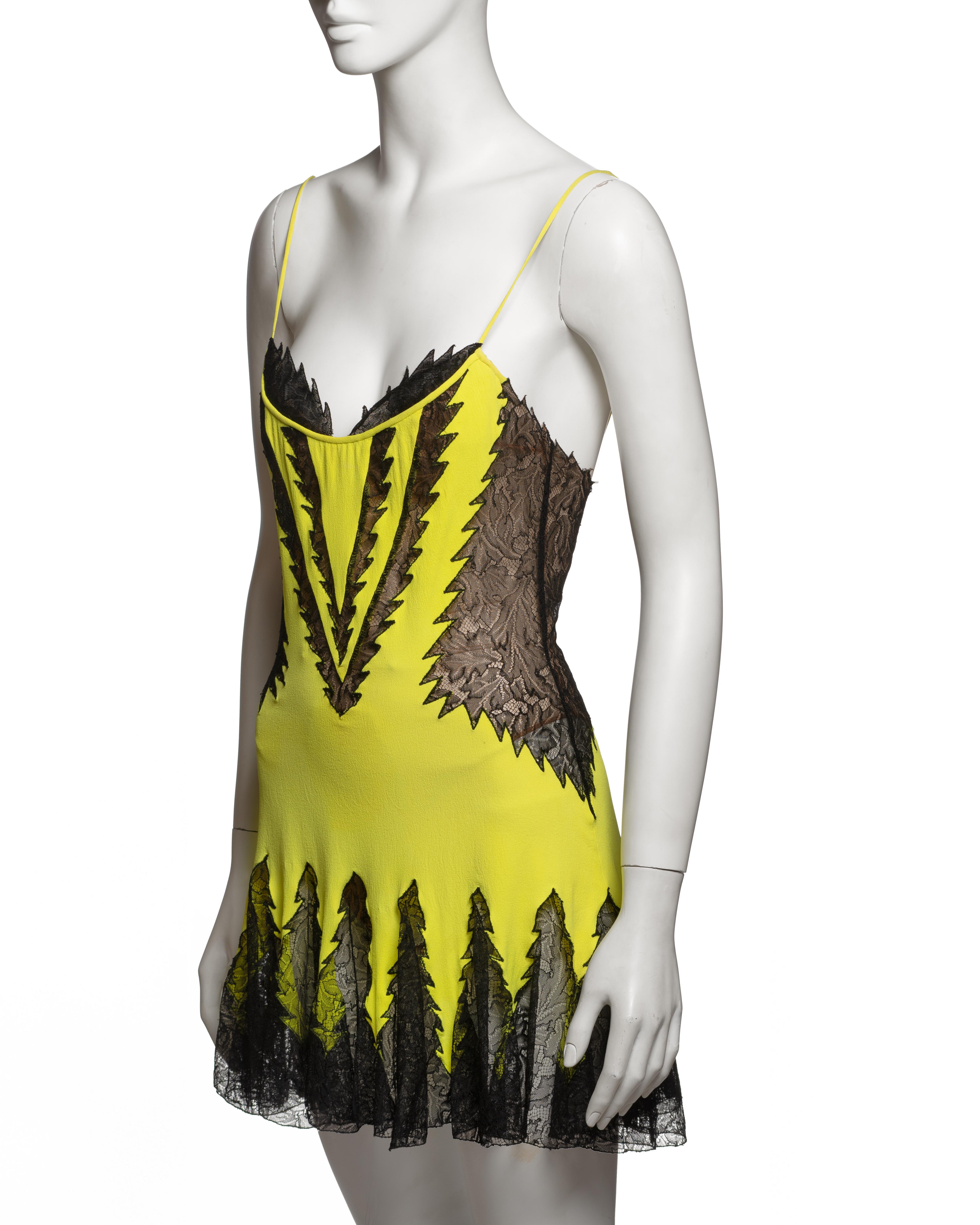 Mini Vestido Atelier Versace Couture de Seda Chartreuse y Encaje Negro, c. 2002 en venta 7