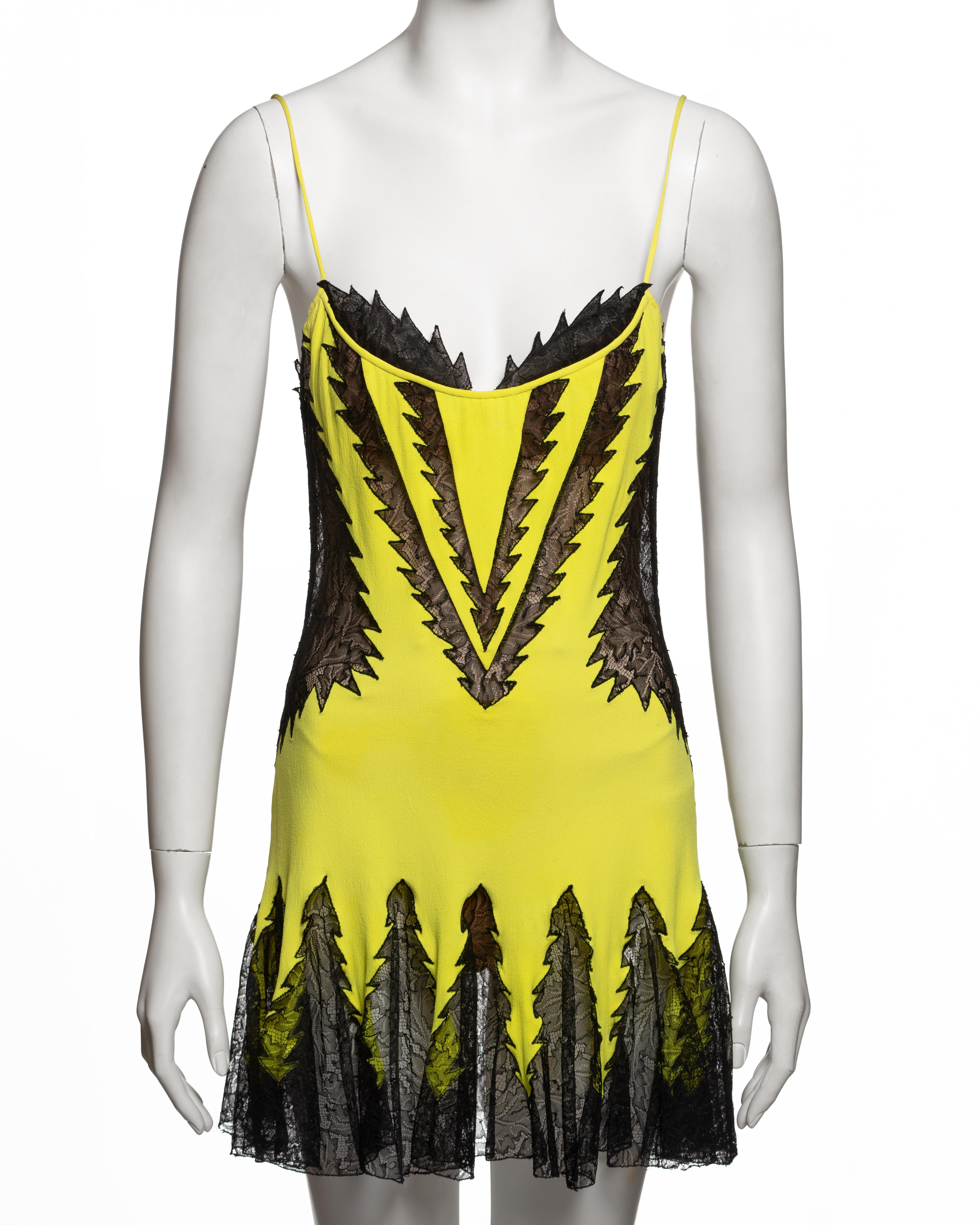 Mini Vestido Atelier Versace Couture de Seda Chartreuse y Encaje Negro, c. 2002 en Excelente estado para la venta en London, GB