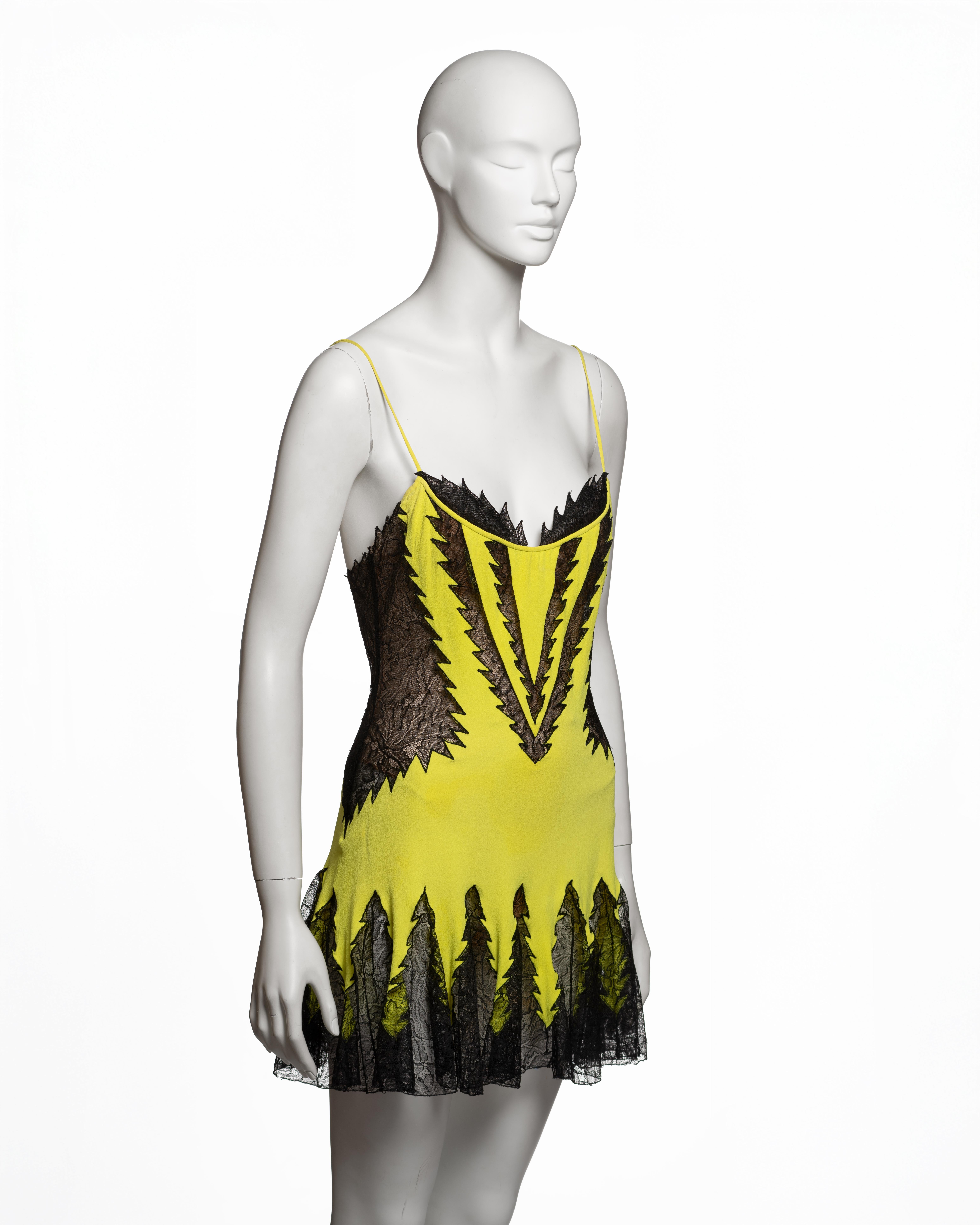 Mini Vestido Atelier Versace Couture de Seda Chartreuse y Encaje Negro, c. 2002 en venta 1