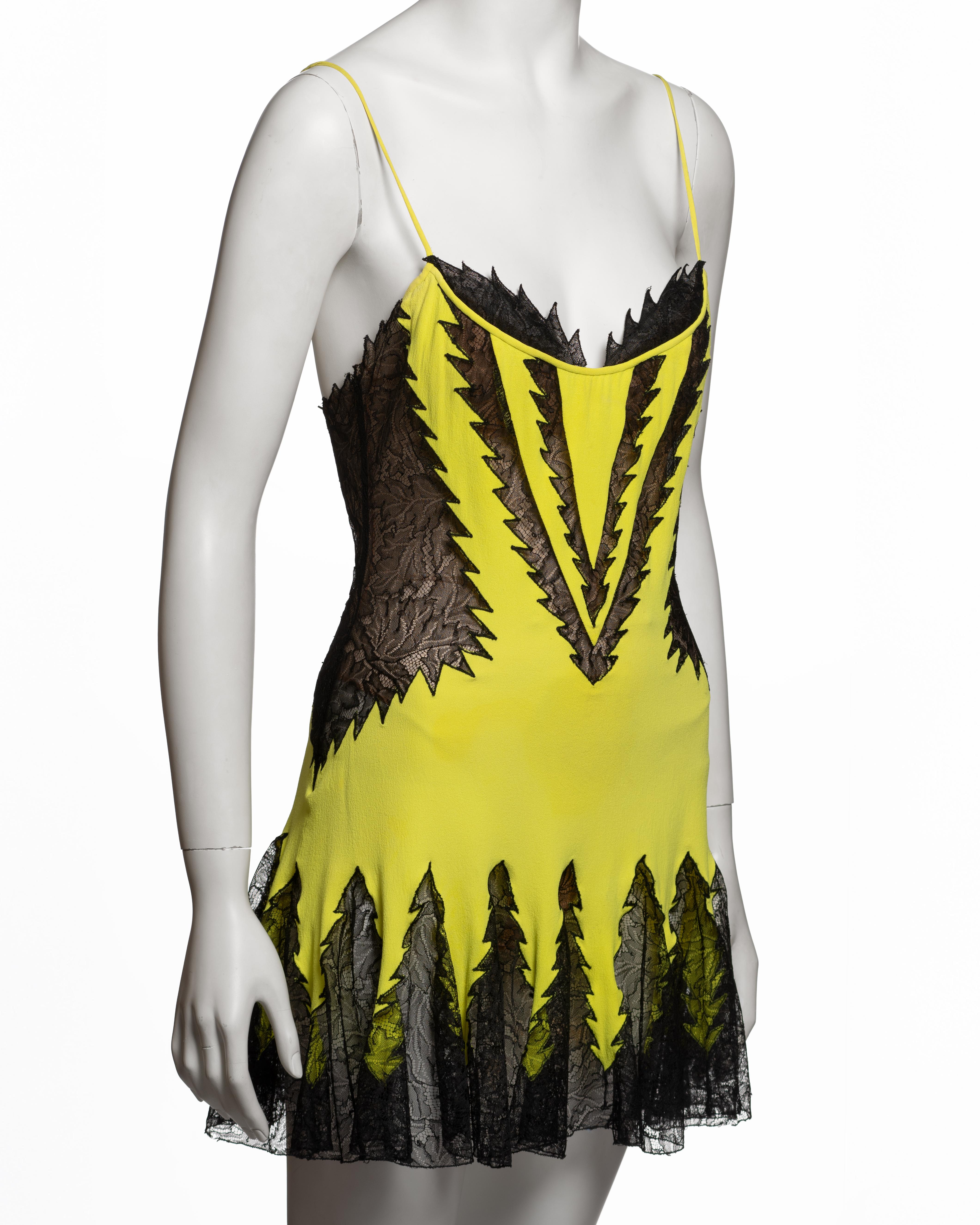 Mini Vestido Atelier Versace Couture de Seda Chartreuse y Encaje Negro, c. 2002 en venta 2