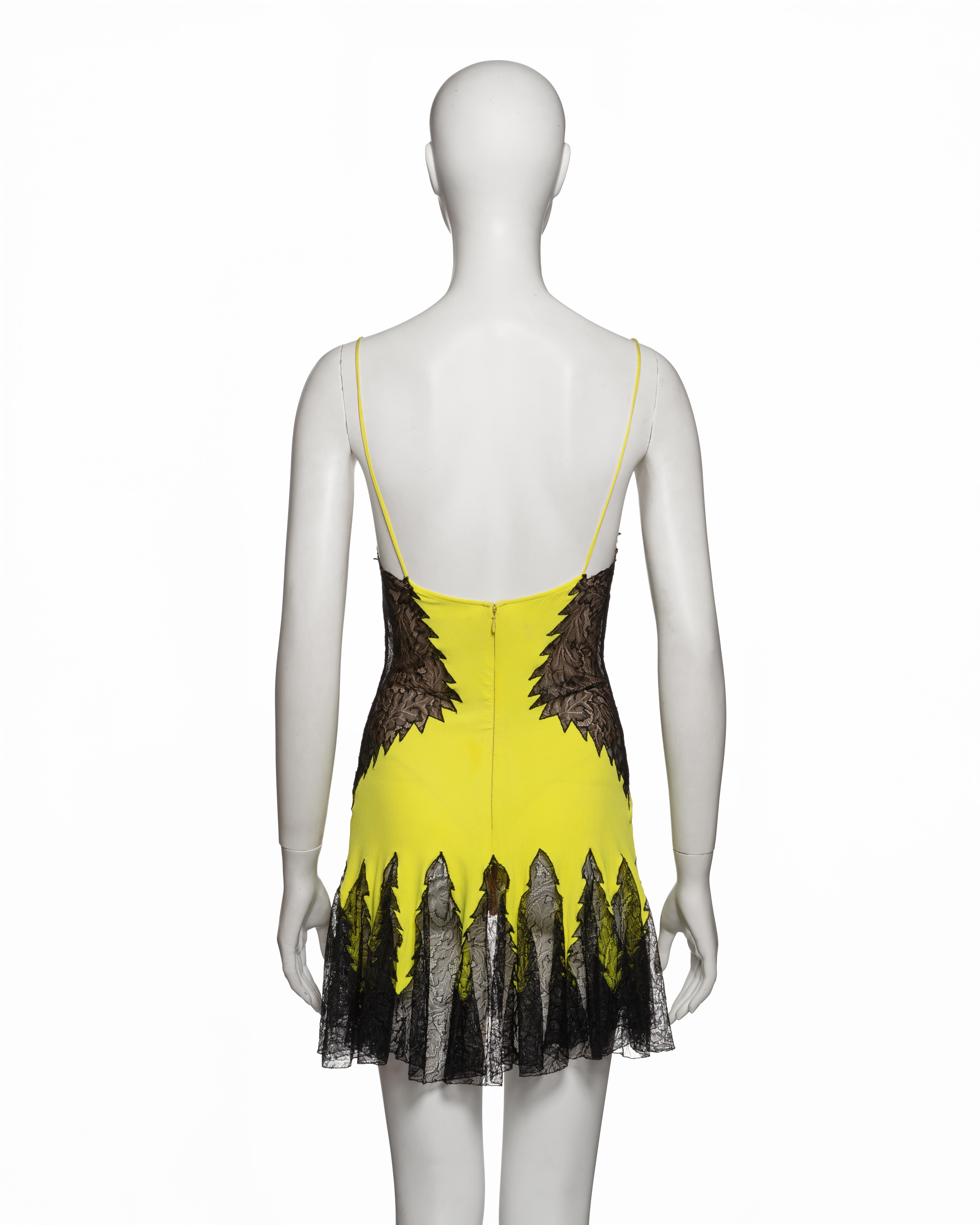 Mini Vestido Atelier Versace Couture de Seda Chartreuse y Encaje Negro, c. 2002 en venta 4