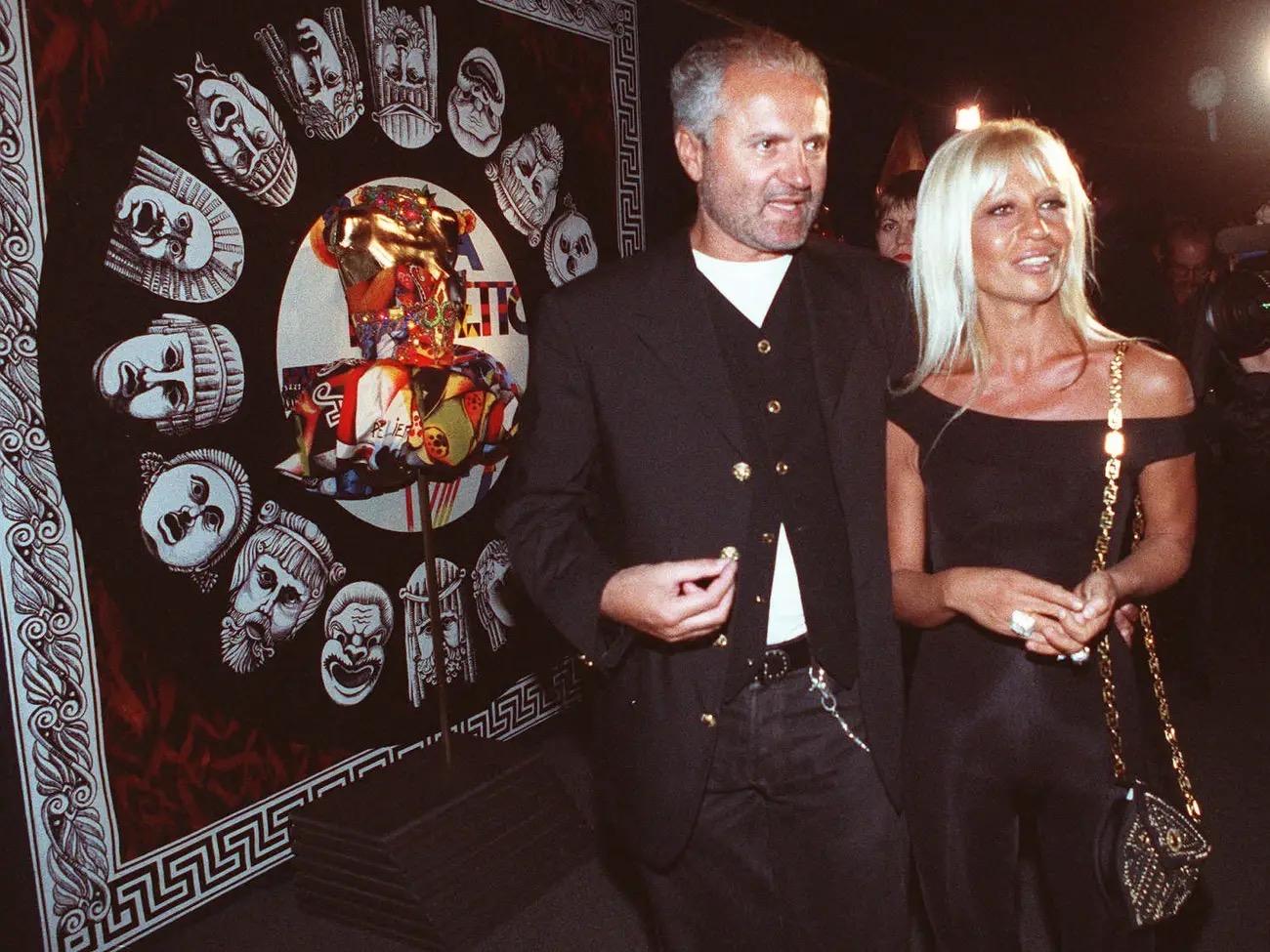 ATELIER VERSACE Seidenschal
OPERA
TEATRO
BALLETTO
GRIECHISCHE MASKEN
Collection'S Frühjahr/Sommer 1992
100% Seide Hergestellt in Italien
Handgerollter Saum
Tag Pflege
Maßnahmen:
Breite cm. 86,5
Höhe cm. 88
Guter Zustand