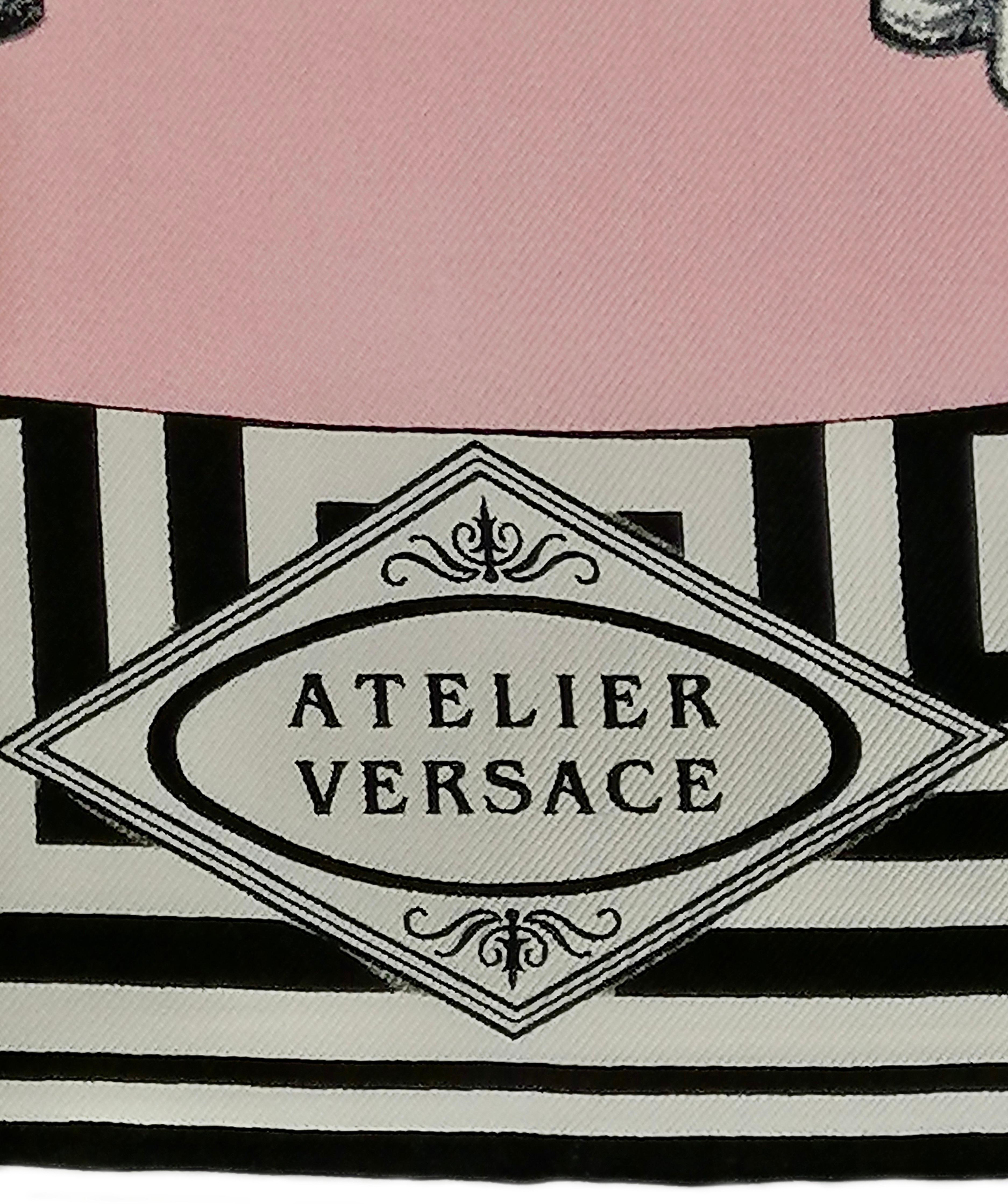 ATELIER VERSACE Griechische Masken-Seidenschal für Damen oder Herren im Angebot