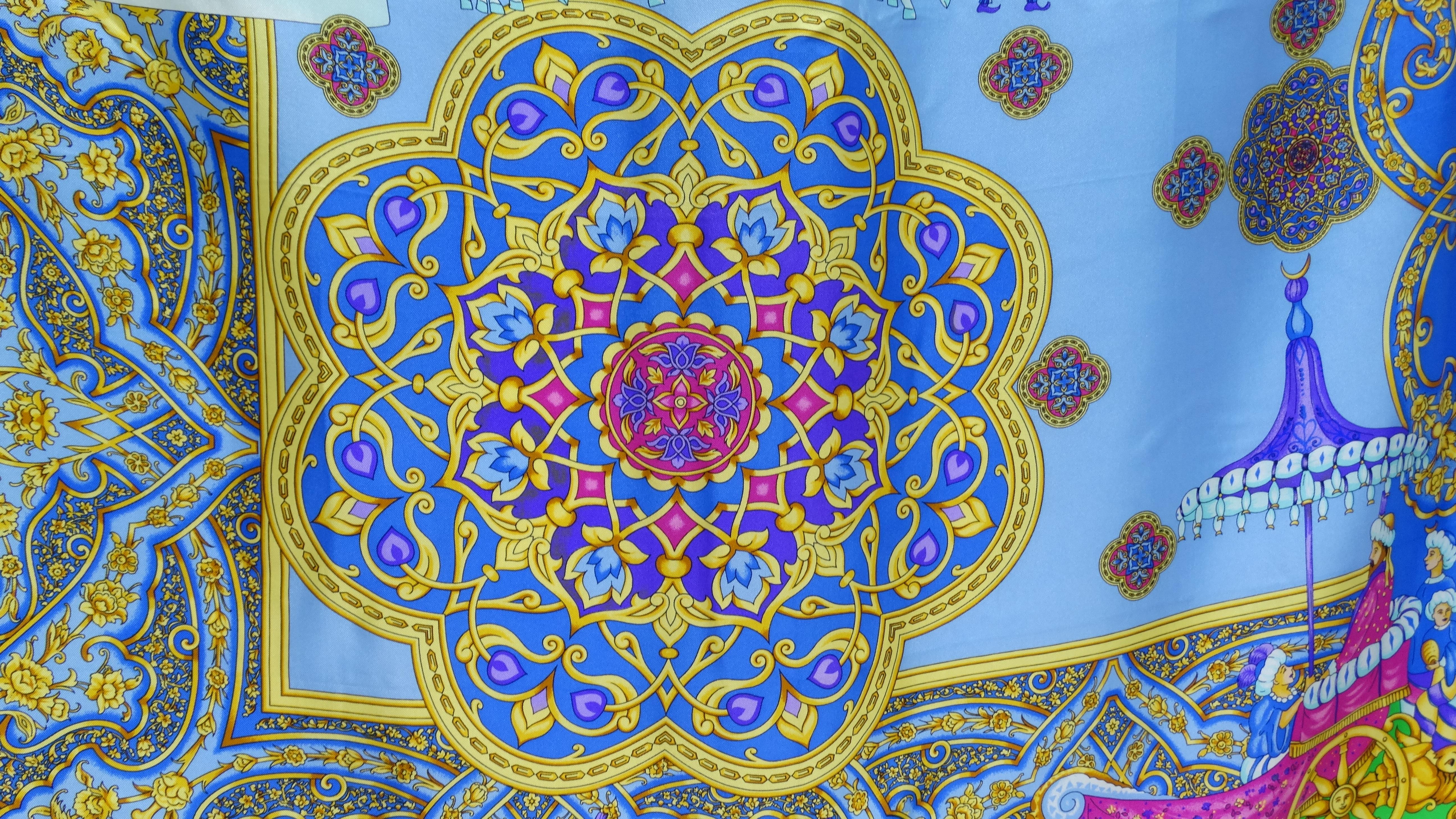 Aggiungi questa splendida sciarpa Versace alla tua collezione! Circa anni '80, questa sciarpa presenta un motivo colorato di un gentiluomo che porta a spasso un cavallo e una carrozza, con dettagliati disegni barocchi, motivi tradizionali turchi