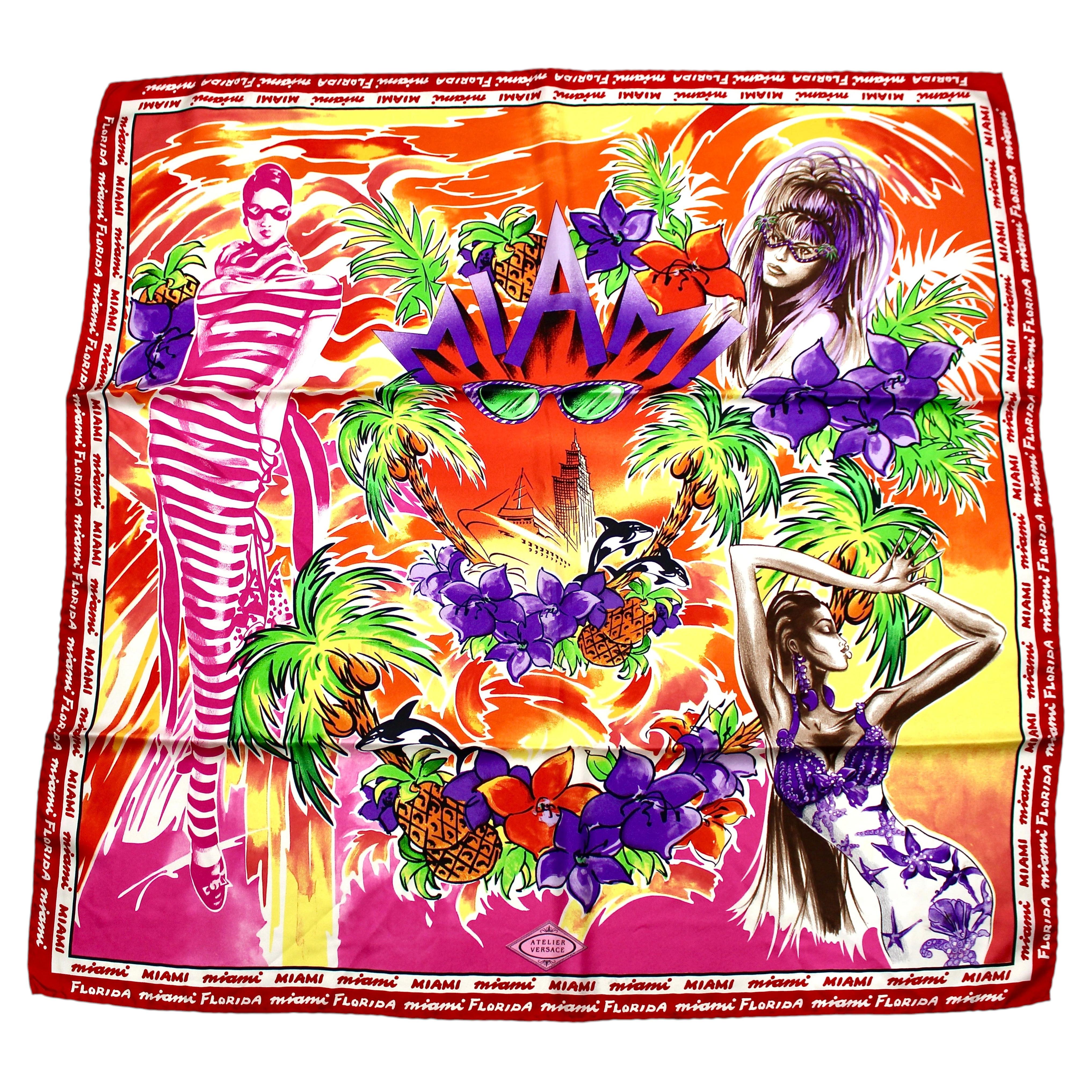 Pañuelo de seda estampado de Atelier Versace Miami, de alrededor de los años 90 en venta