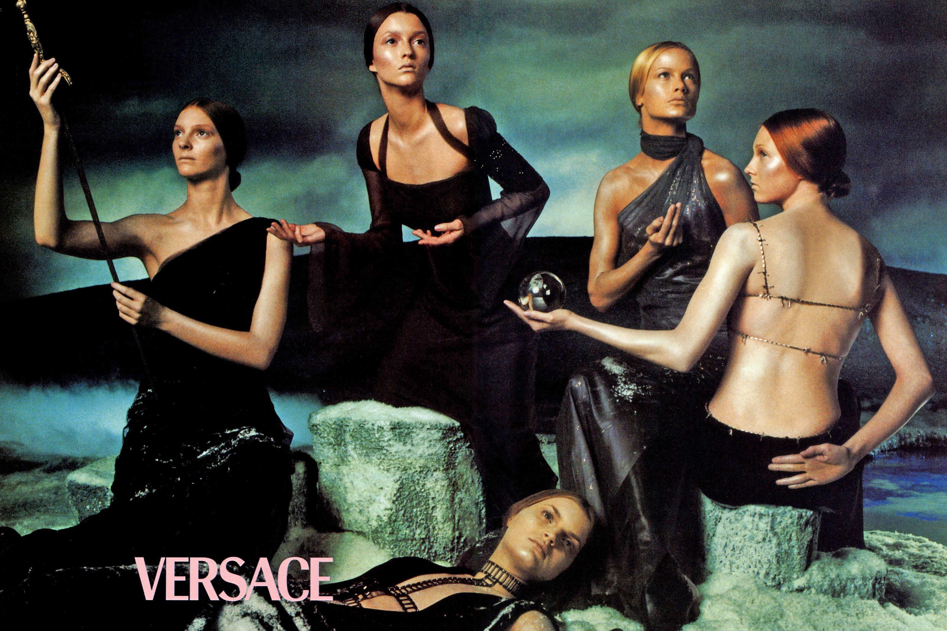 Atelier Versace Robe de soirée couture en soie et cotte de mailles gris acier, 1998 Pour femmes en vente