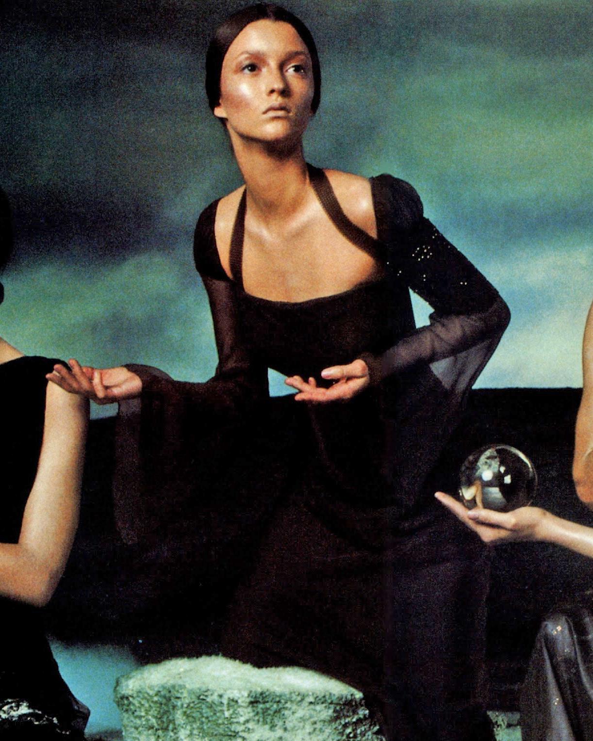 Atelier Versace Robe de soirée couture en soie et cotte de mailles gris acier, 1998 en vente 1