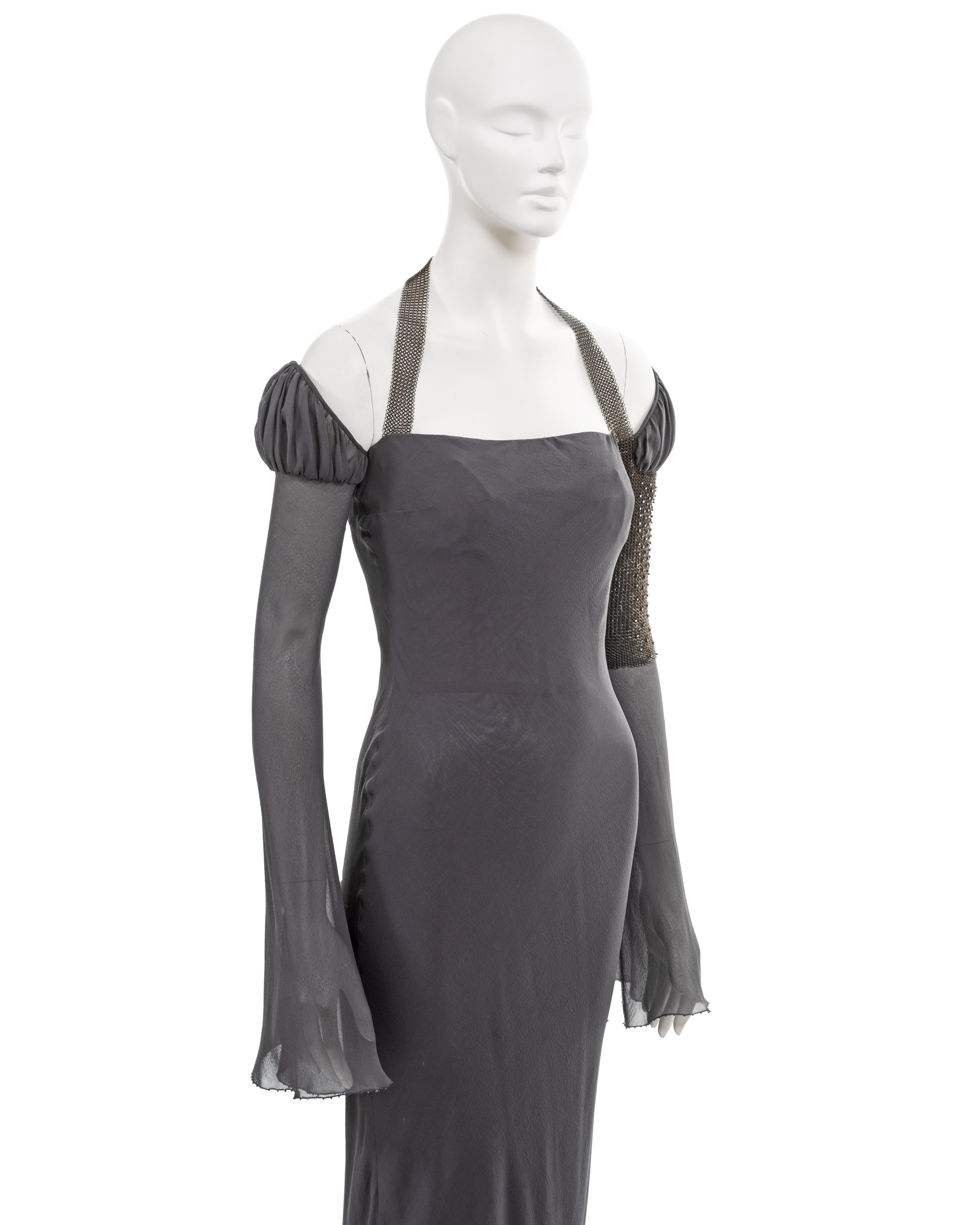 Atelier Versace Robe de soirée couture en soie et cotte de mailles gris acier, 1998 en vente 3