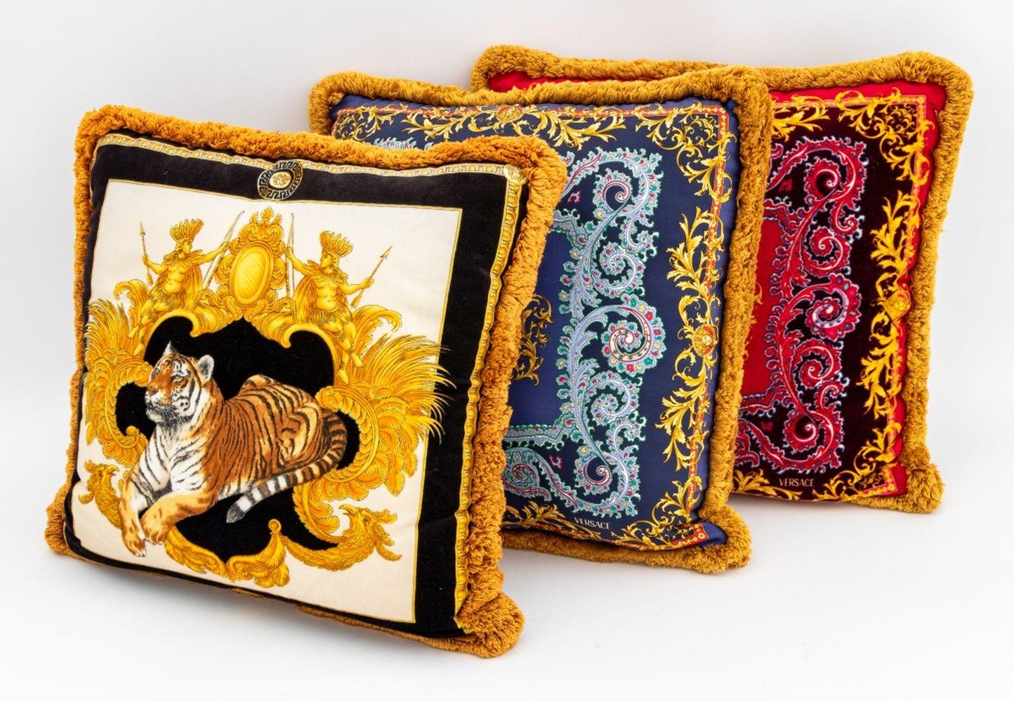Collectional de trois coussins de l'Atelier Versace, comprenant : une paire en motif cachemire rouge et bleu et un tigre couché. 16