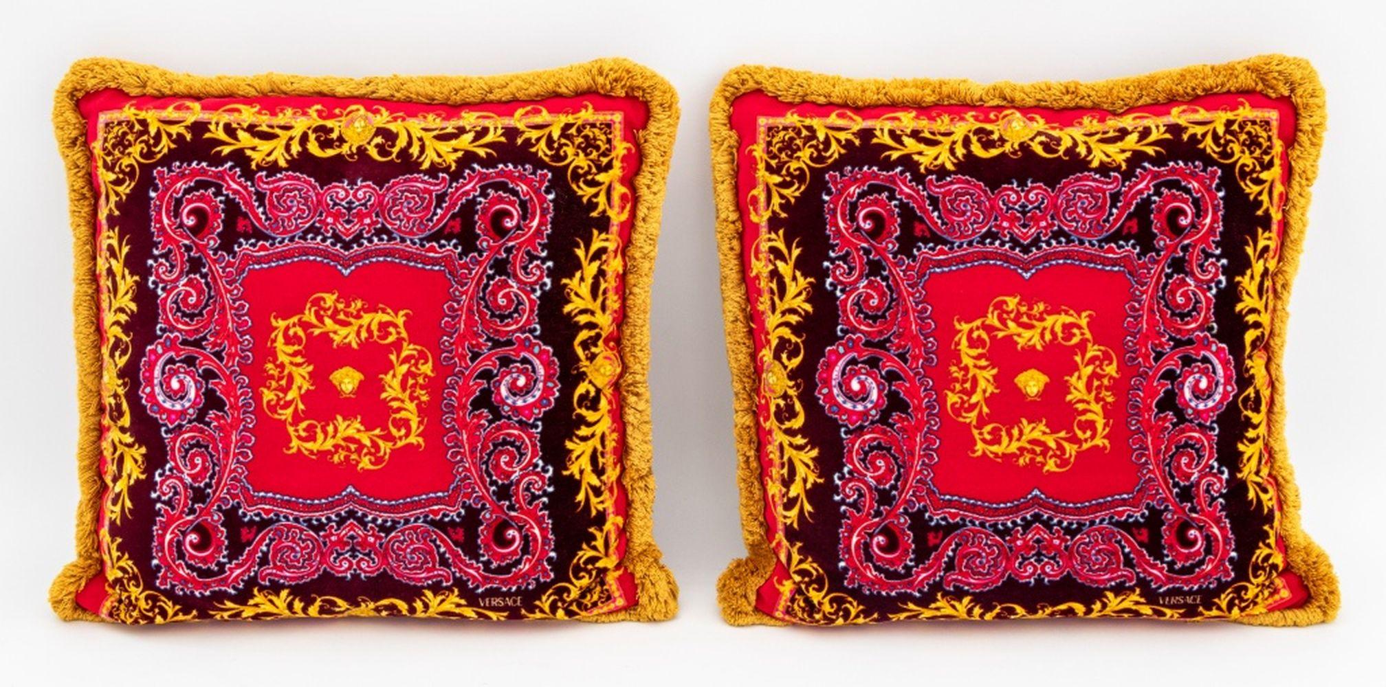 XXIe siècle et contemporain Coussins de l'Atelier Versace, 3 en vente