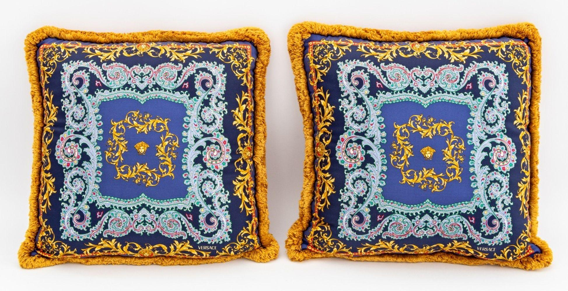 Coussins de l'Atelier Versace, 3 en vente 2