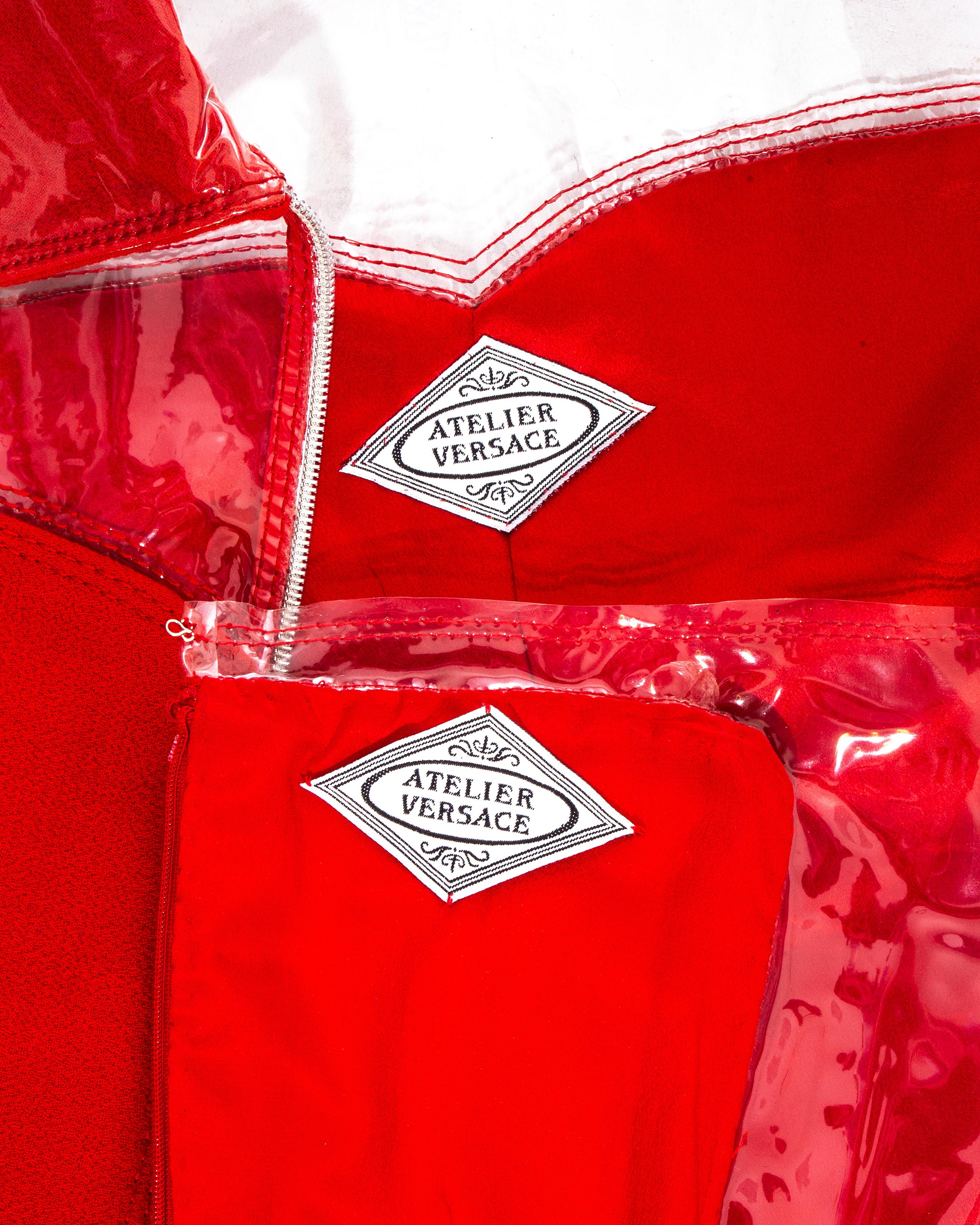 Atelier Versace - Robe courte et veste en laine rouge et plastique transparent, automne-hiver 1995 en vente 9