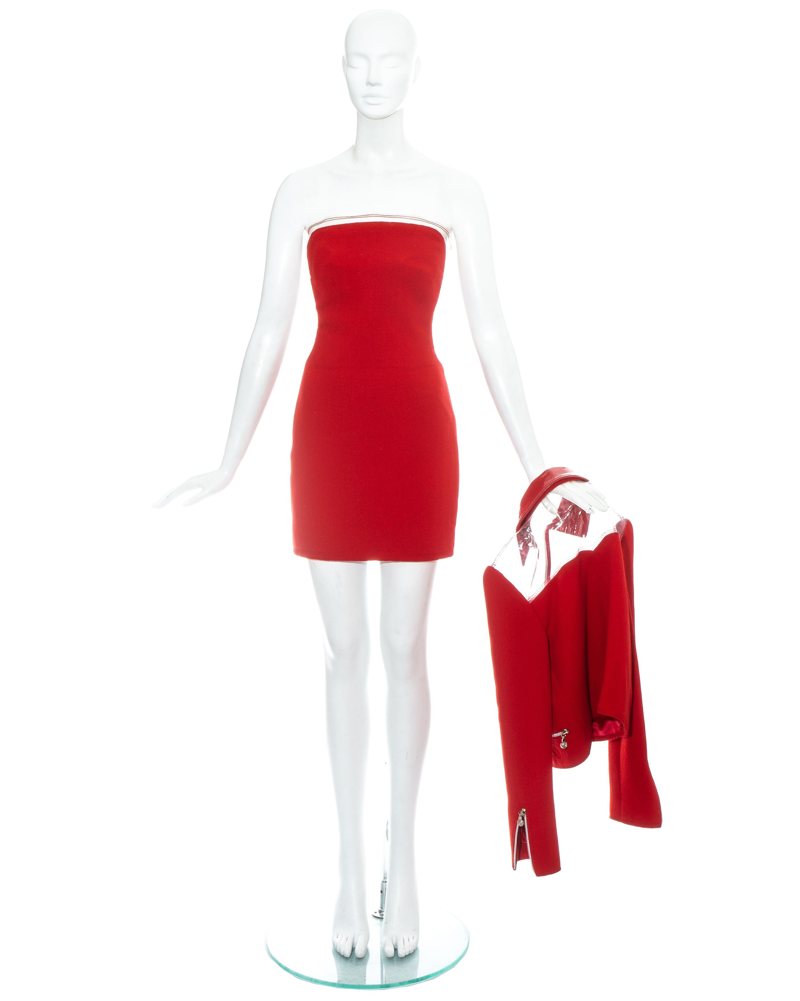 Atelier Versace ; Mini robe bustier en laine rouge avec garniture en plastique transparent et corset intégré. Vendu avec une veste assortie avec empiècement en plastique et fermetures à glissière argentées. 

Automne-Hiver 1995

Image 2 : Madonna -