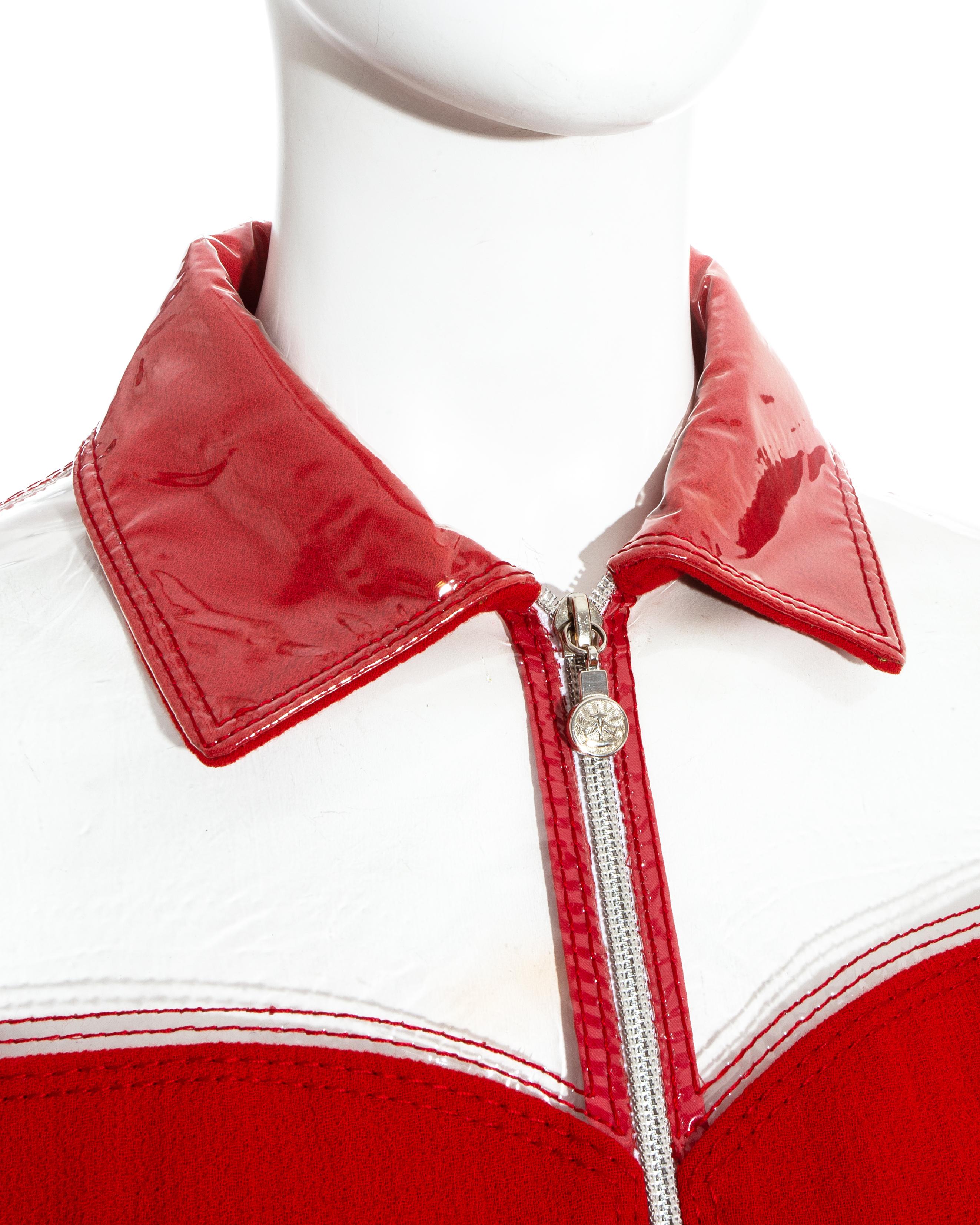 Atelier Versace - Robe courte et veste en laine rouge et plastique transparent, automne-hiver 1995 en vente 2