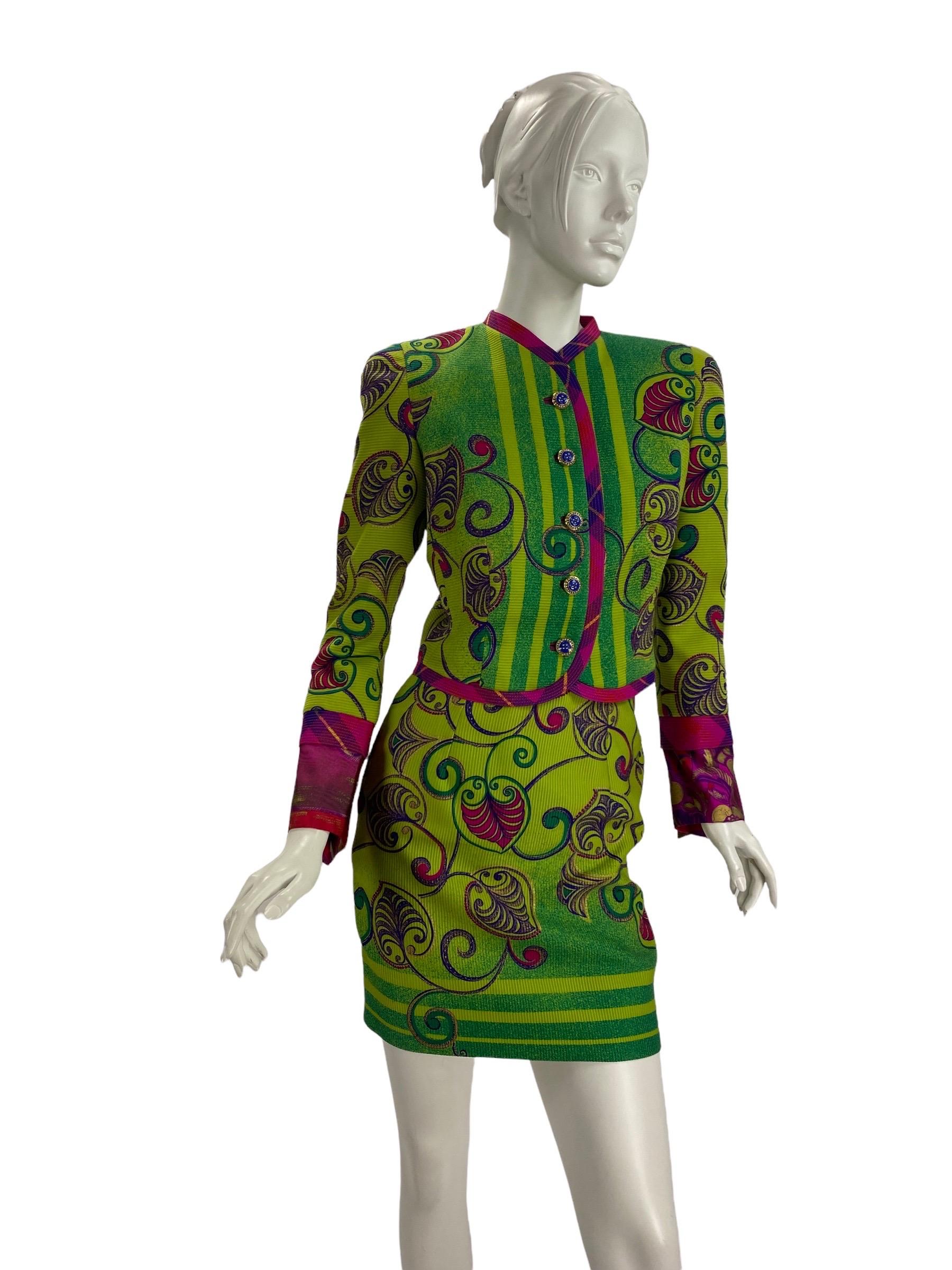 F/W 1990 Vintage Atelier Versace Runway Skirt Suit
Approx. Taille italienne 38/40 - US 2/4 ( veuillez vérifier les mesures).
Fini avec des boutons en émail, entièrement doublé en soie imprimée.
Mesures :
Veste : Longueur - 18 pouces, Poitrine - 34