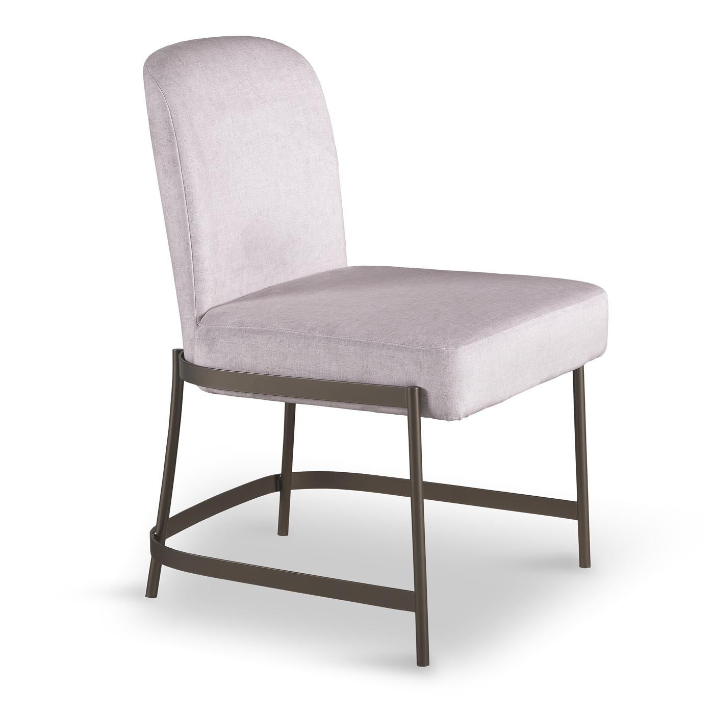 A simple and sophisticated piece, this chair boasts a clean design in a delicate white color and perfectly symmetrical silhouette. Resting on four metal legs held together by two parallel and semi-circular bars, the seat and back are