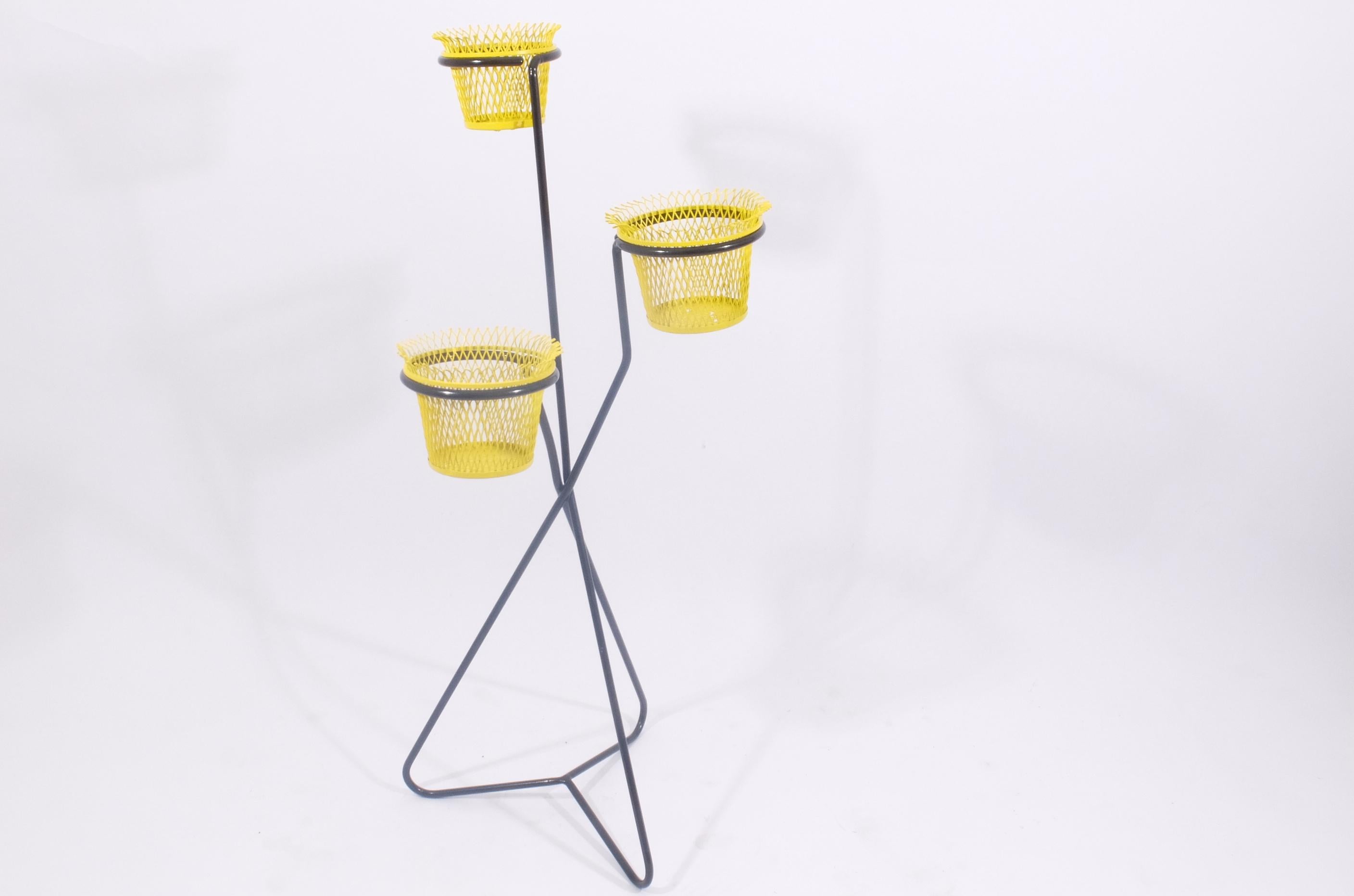 Triple plant stand in yellow and black metal expanded.
Manufactured by 