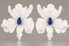 AtelierX Ohrringe aus 18-karätigem Gold mit einem 10-Karat-Saphir in der Farbe „White Orchid“
