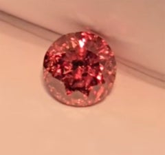 AtelierX – Einzigartiger Edelstein: Diamant in leuchtendem, rosigem Rot, 1,00 ct, Brillantschliff