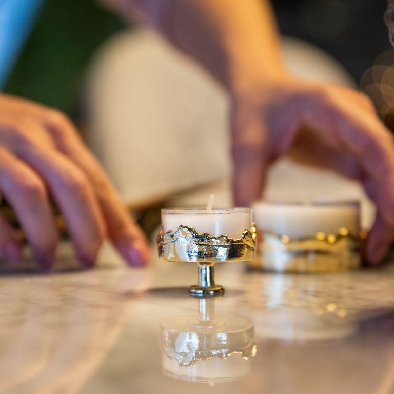 Atélis Small - goldener Teelichthalter aus Messing (Portugiesisch) im Angebot