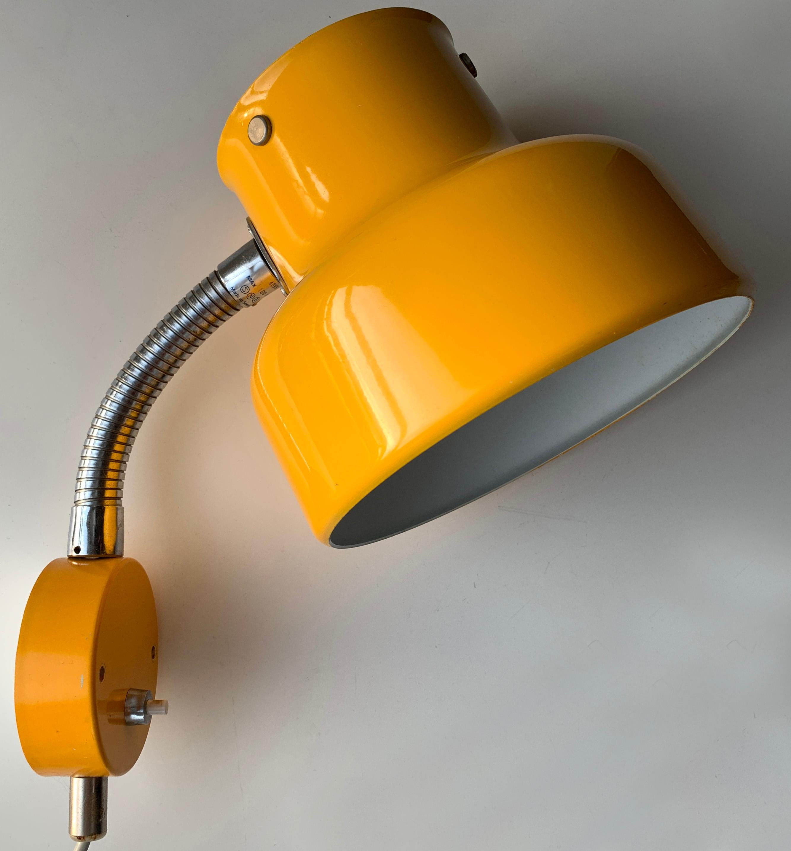 Atelje Lyktan Bumling mini wall vintage yellow. Designed by Anders Pehrson (1912-1982). Flexible gooseneck for optimised positioning of the head. E26/E27 Edison bulb socket holder. This wall lamp is part of the Bumling family which includes