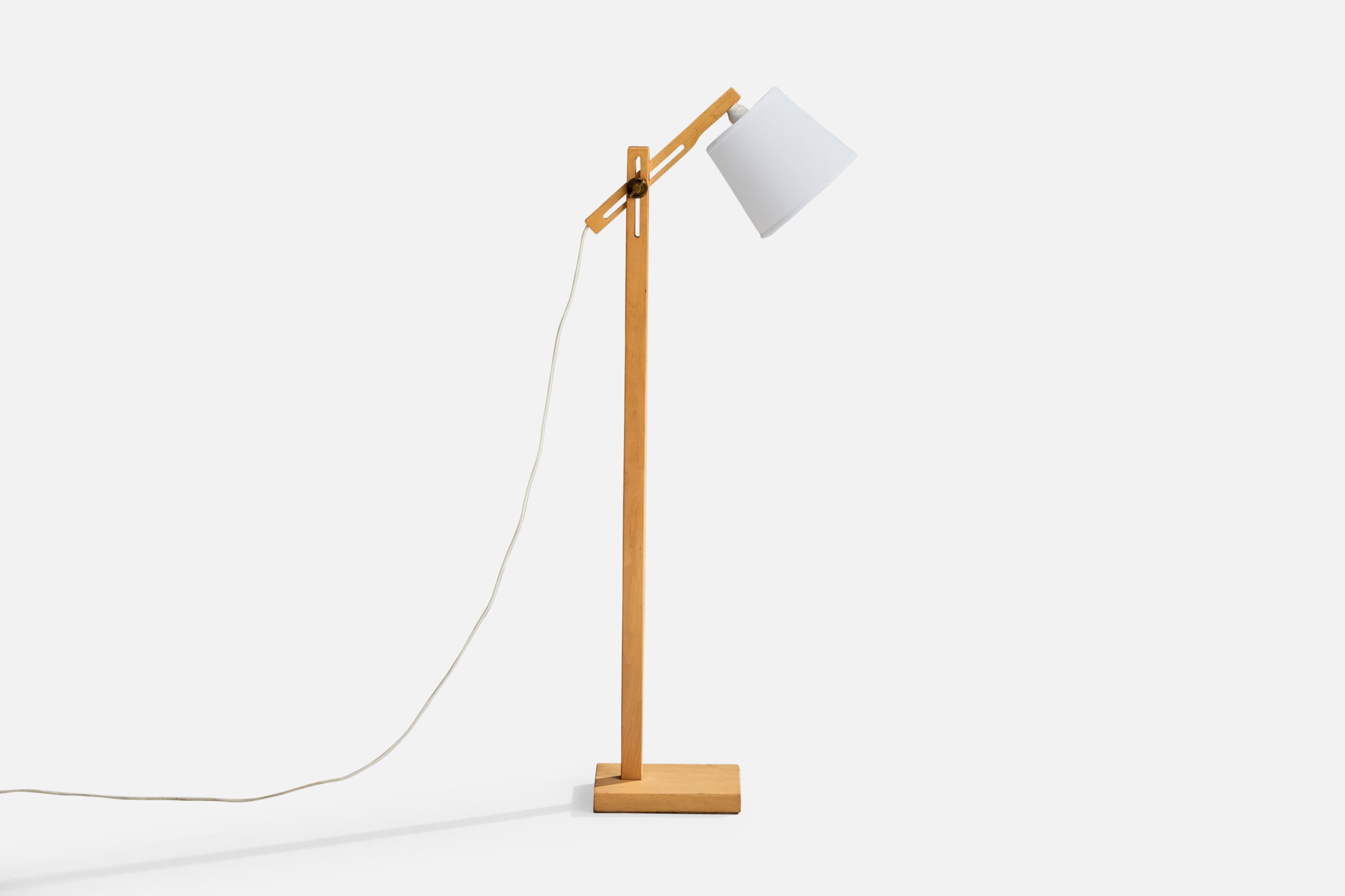 Lampadaire réglable en chêne, laiton et tissu blanc produit par Ateljé Lyktan, Suède, C.C., années 1970.

Usure correspondant à l'âge et à l'usage.

Dimensions globales (pouces) : 46.25 