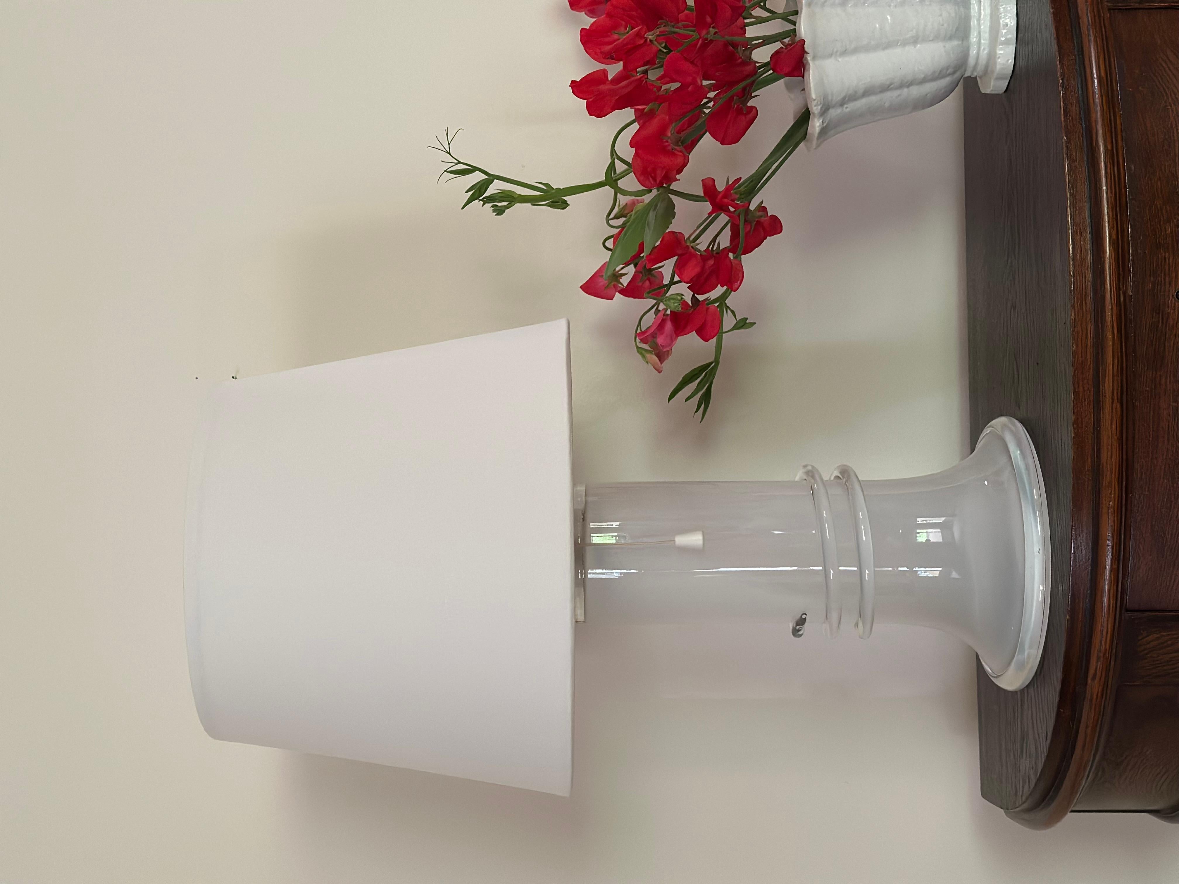Atelje Lyktan Glass Table Lamp with brass stem. White, Milky Glass. Produced and manufactured in Sweden during the 1980s.

Design by Hanne Dreutler for Studio Åhus/Ateljé Lyktan.

The white lamp shades is included.

Great vintage condition with