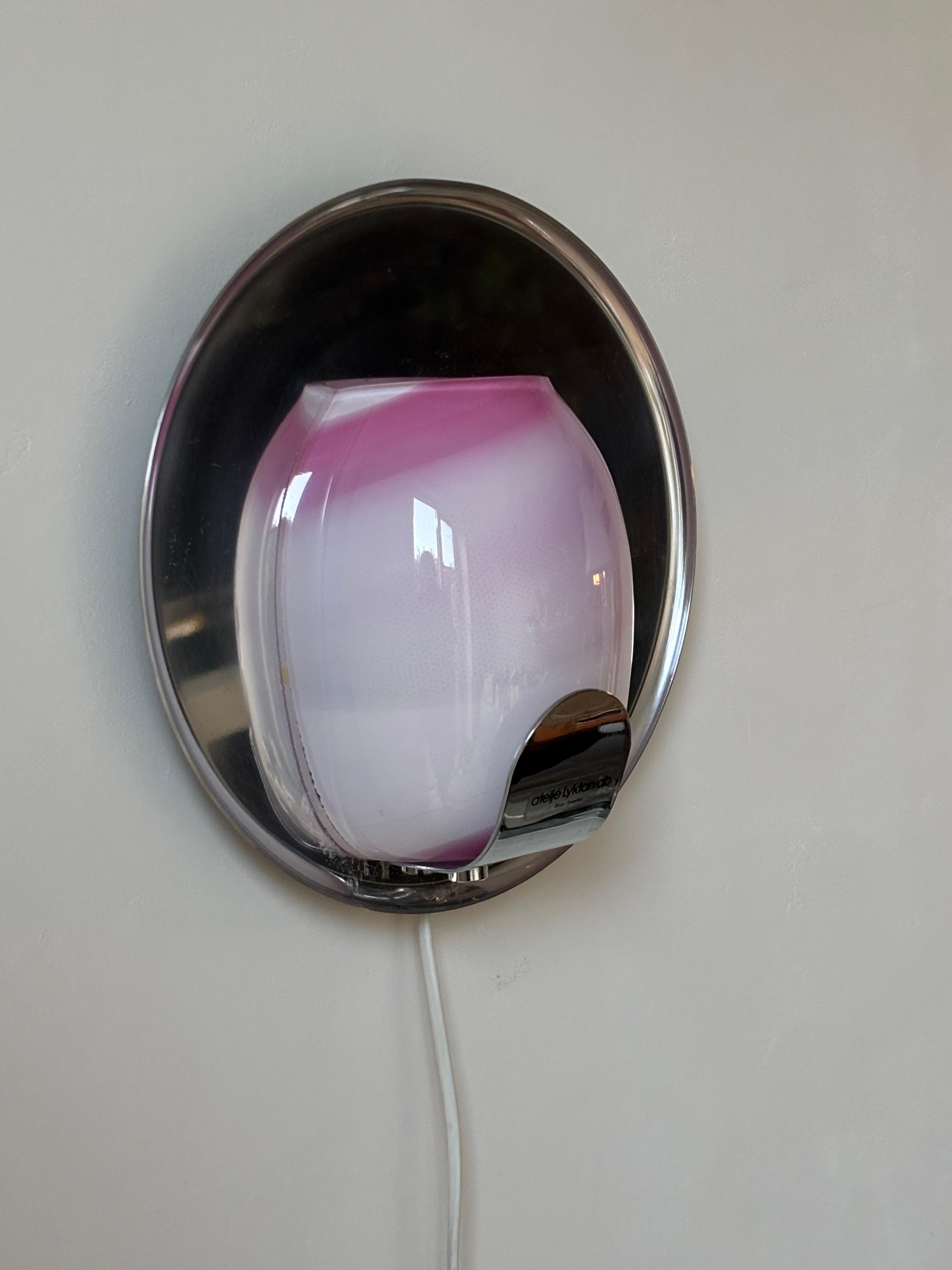 Applique murale en verre d'art rose et chrome Ateljé Lyktan, 1970 en vente 3