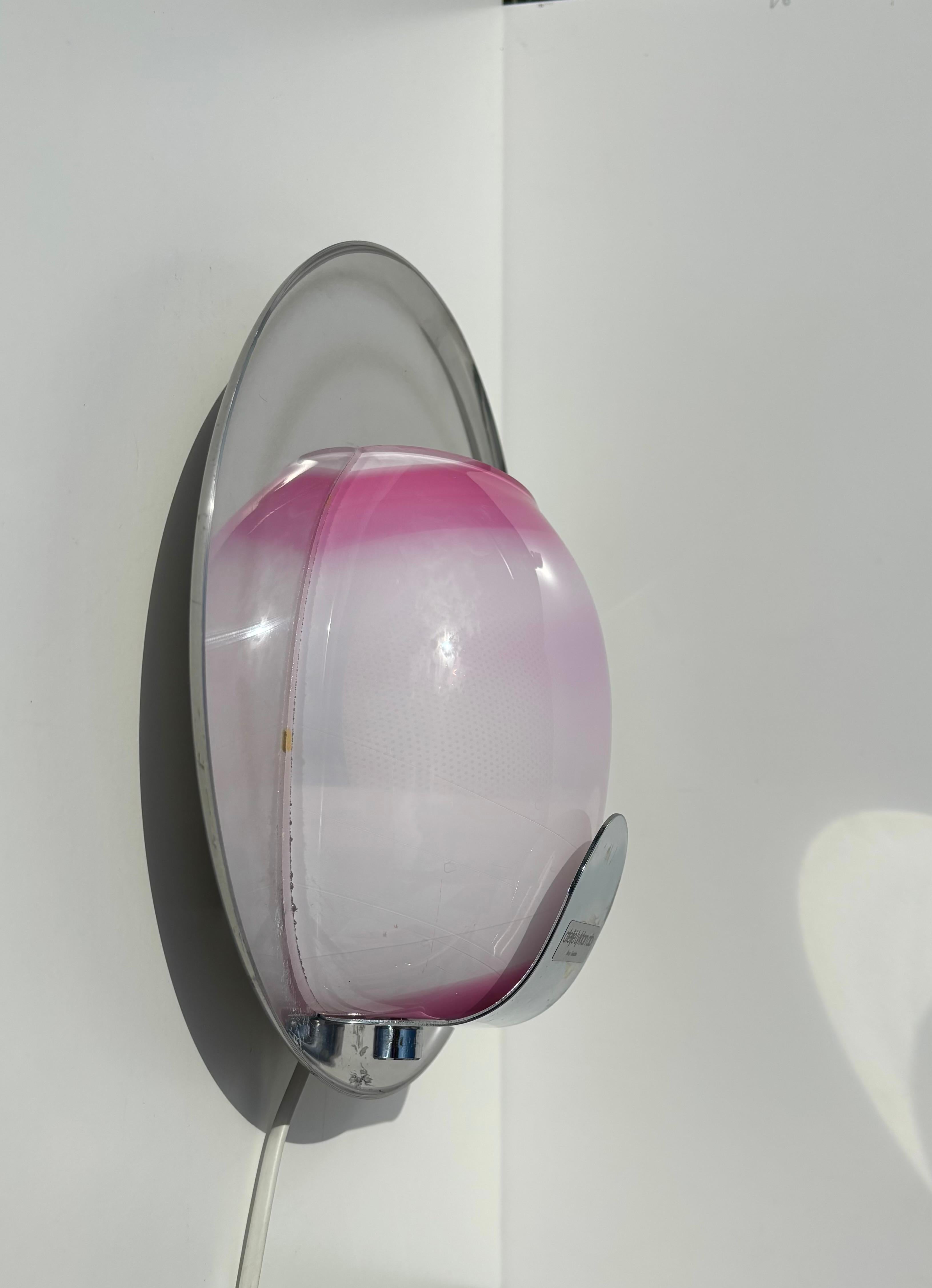 Applique murale en verre d'art rose et chrome Ateljé Lyktan, 1970 en vente 4