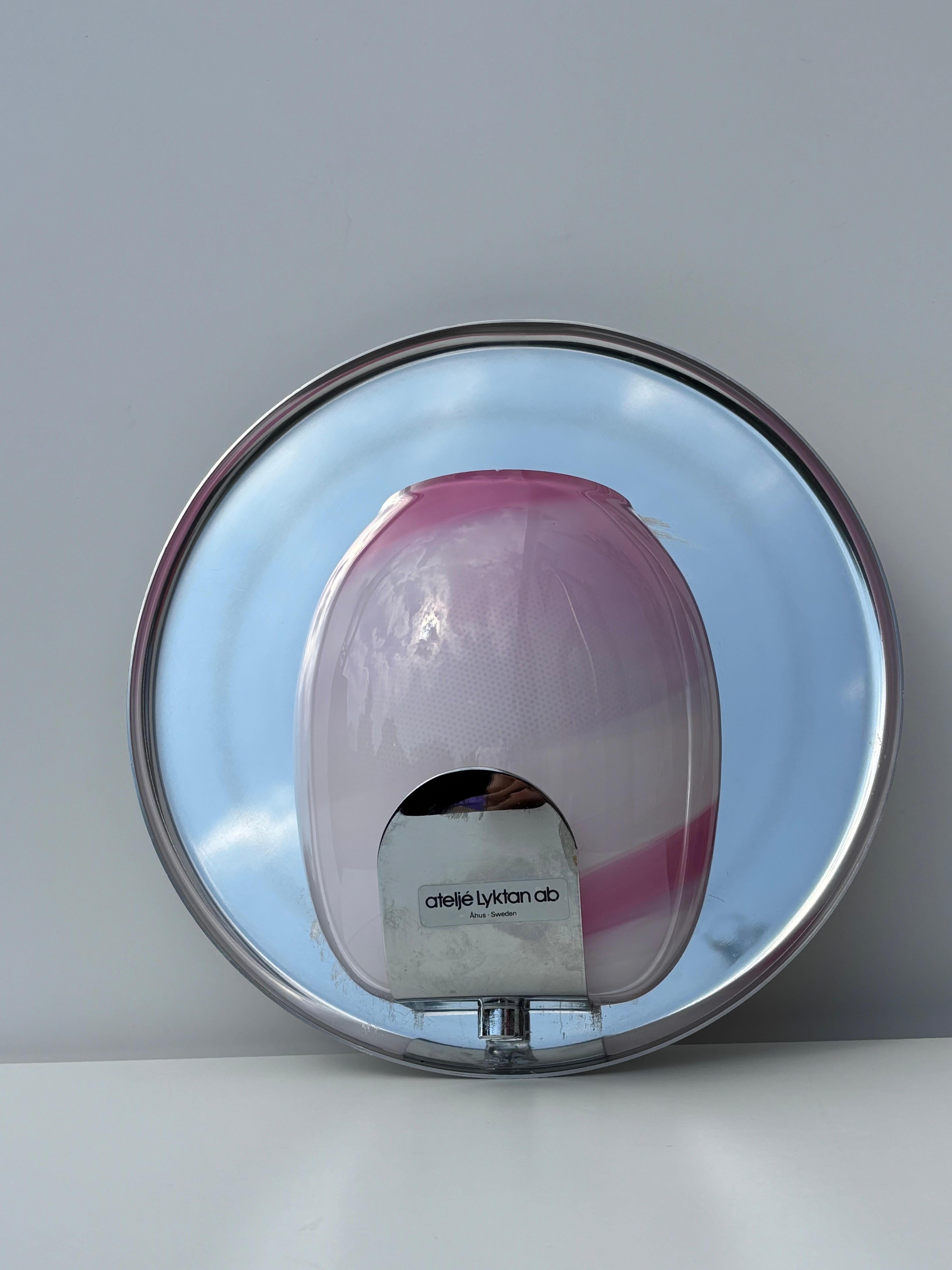 Applique murale en verre d'art rose et chrome Ateljé Lyktan, 1970 en vente 5