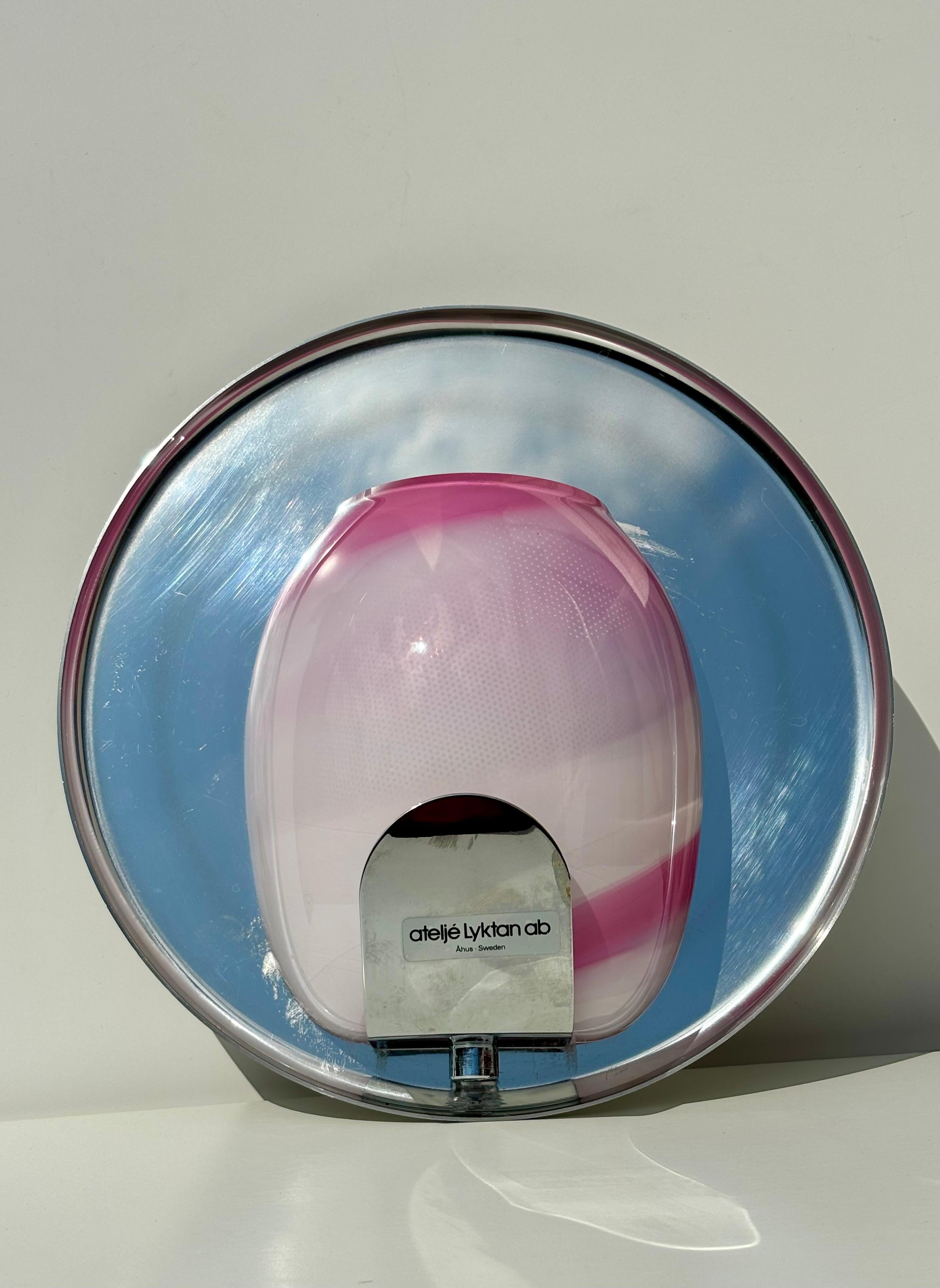 Applique murale en verre d'art rose et chrome Ateljé Lyktan, 1970 en vente 6