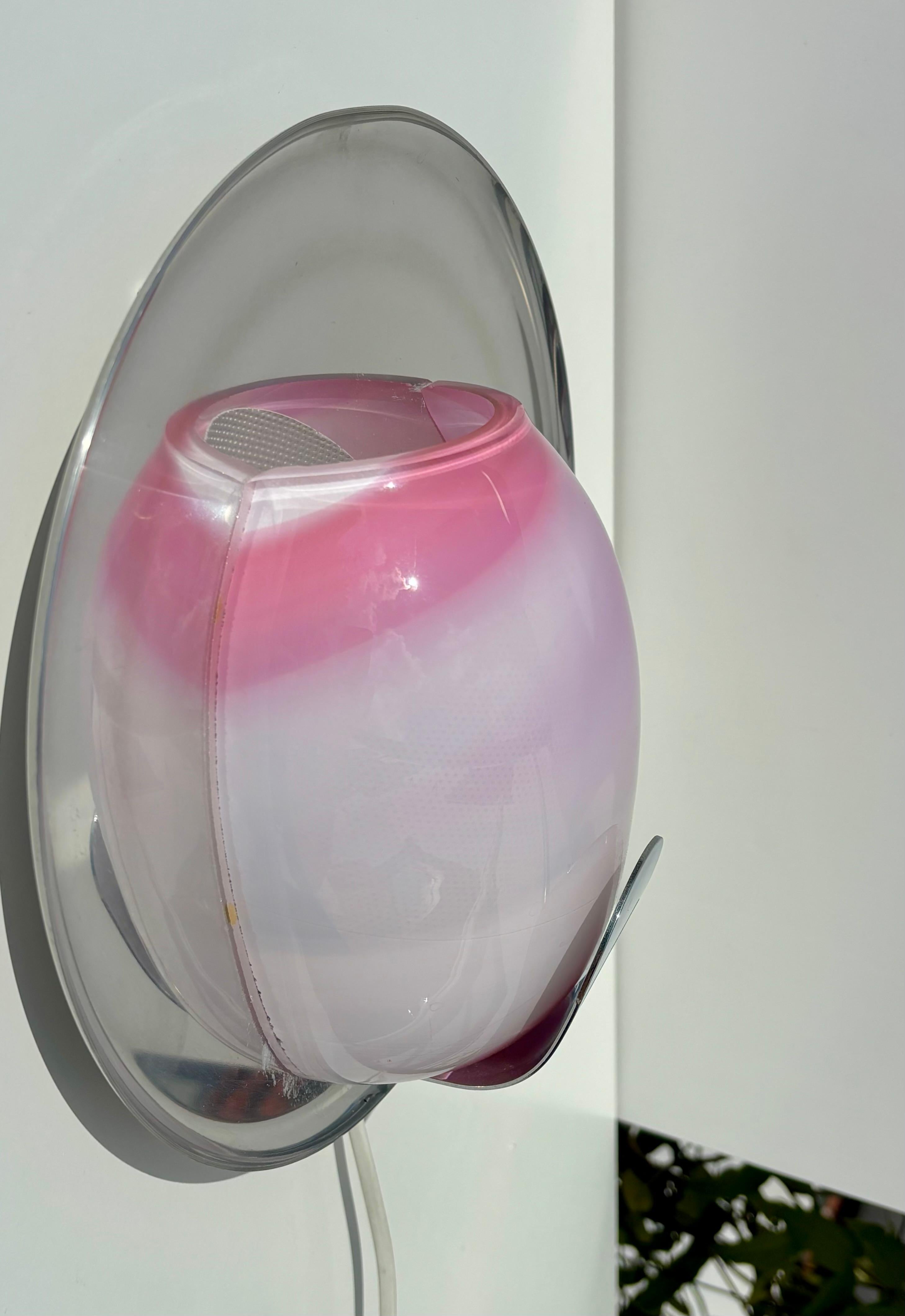 Applique murale en verre d'art rose et chrome Ateljé Lyktan, 1970 en vente 7