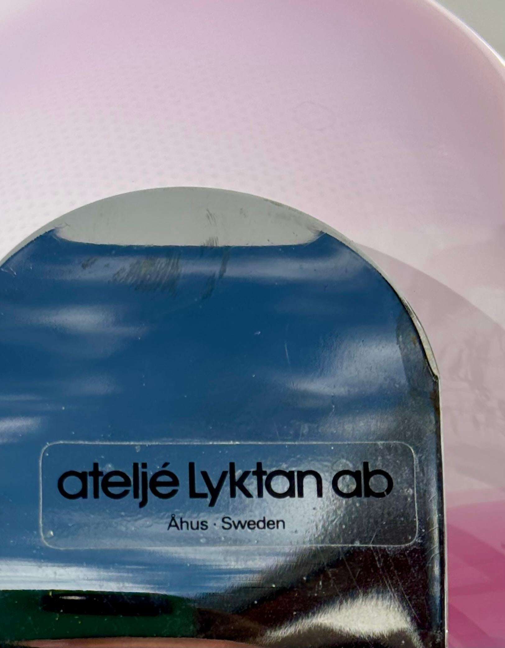 Applique murale en verre d'art rose et chrome Ateljé Lyktan, 1970 en vente 10